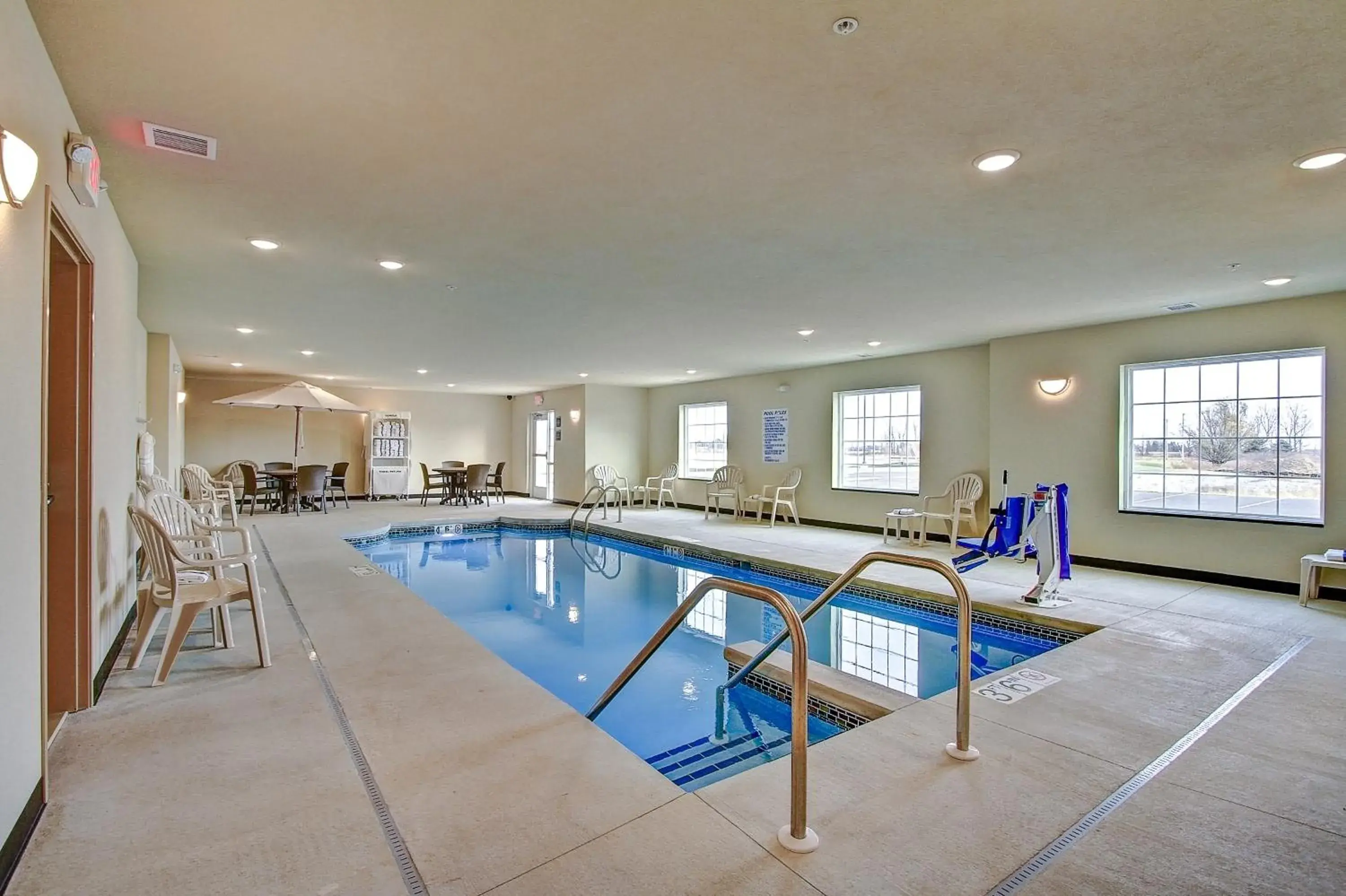 Swimming pool in Cobblestone Hotel & Suites Pulaski/Green Bay Swimming pool in Cobblestone Hotel & Suites Pulaski/Green Bay