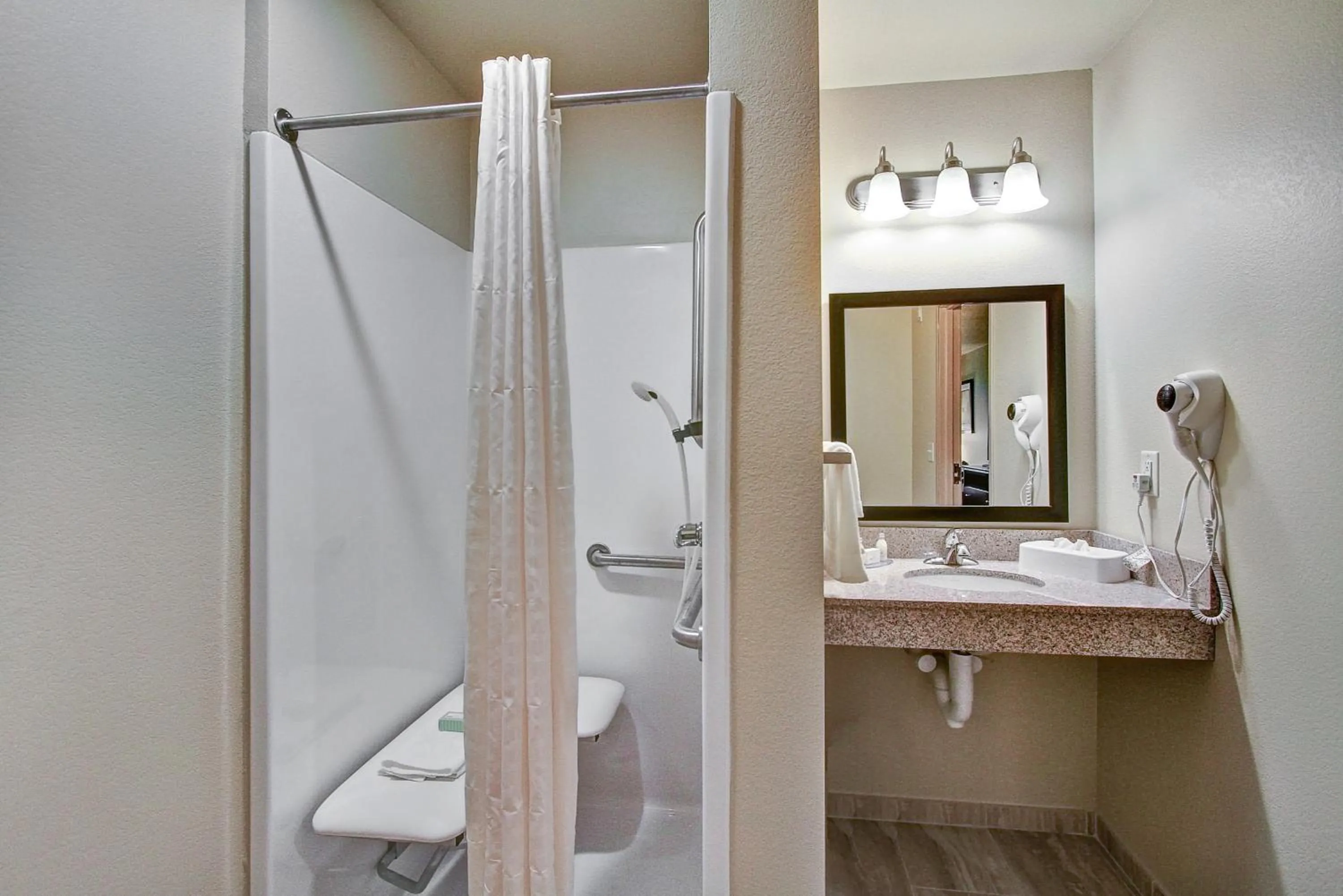 Shower in Cobblestone Hotel & Suites Pulaski/Green Bay