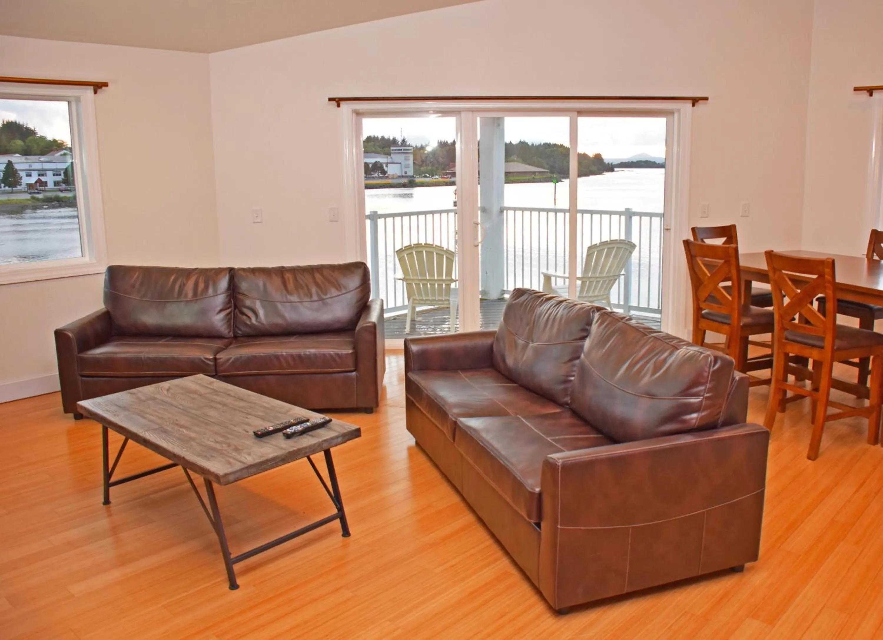 Living room in Longliner Lodge and Suites