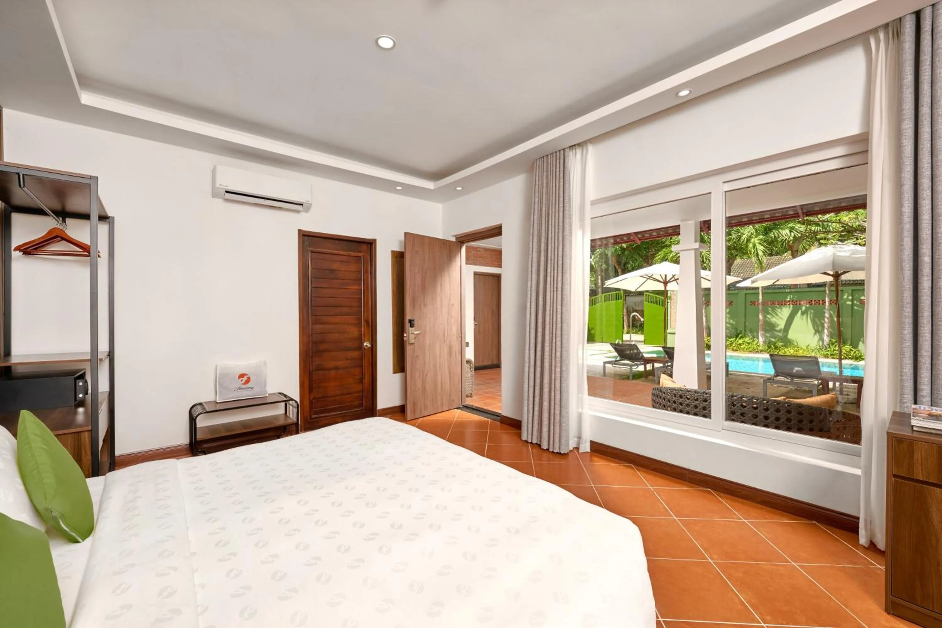 View (from property/room), Bed in Famiana Green Villa - Complimentary Airport Shuttle