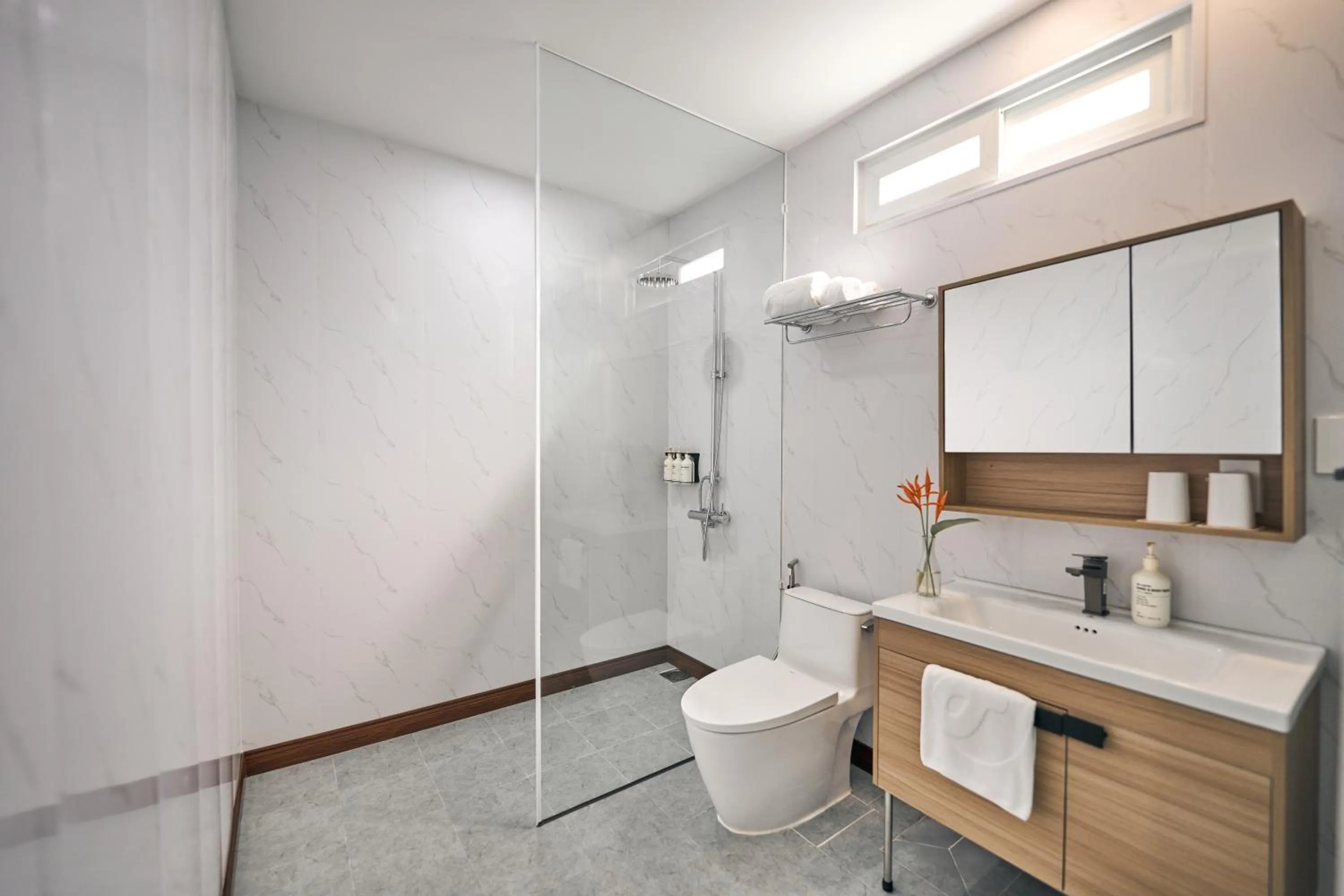 Shower in Famiana Green Villa - Complimentary Airport Shuttle