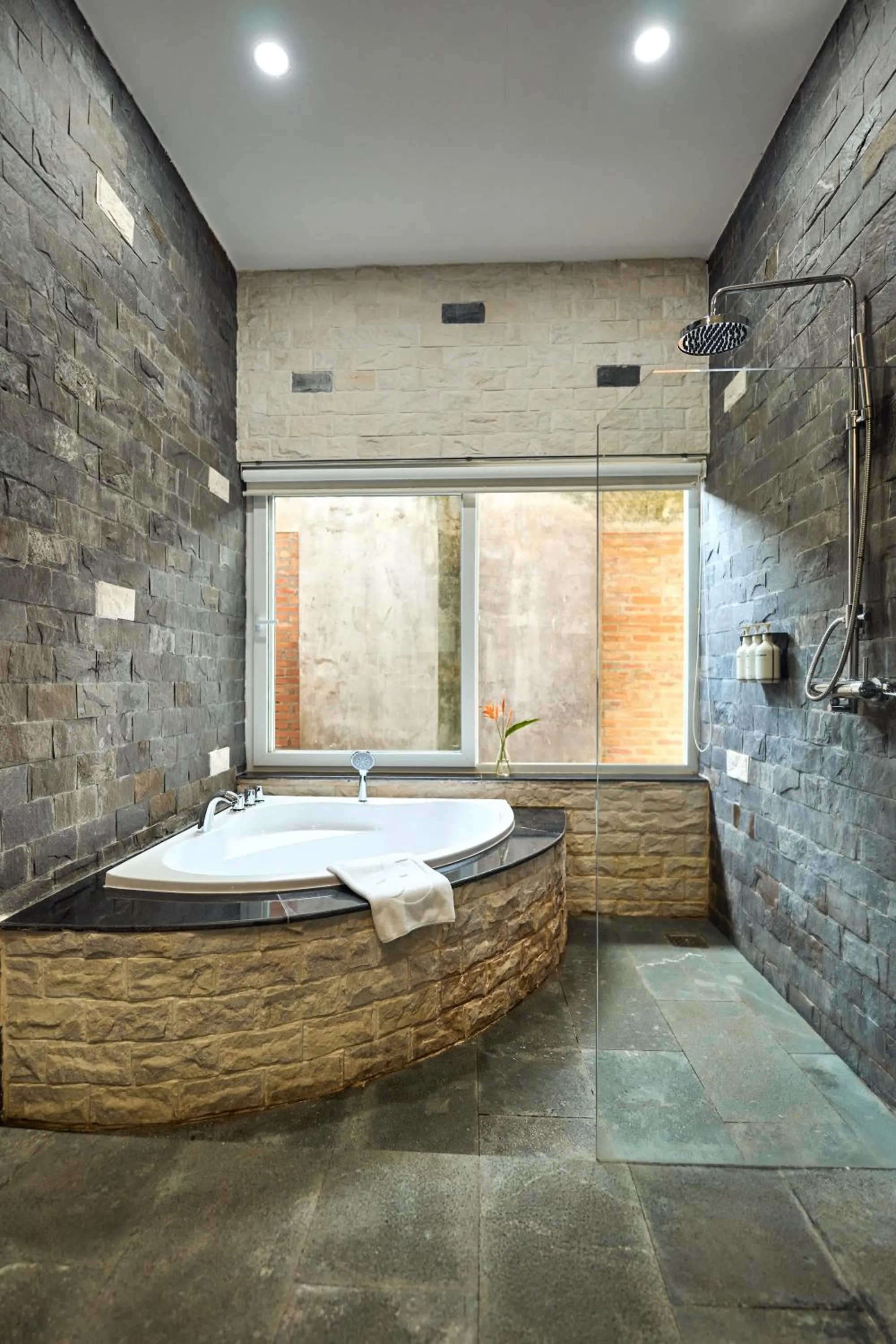 Bath in Famiana Green Villa - Complimentary Airport Shuttle