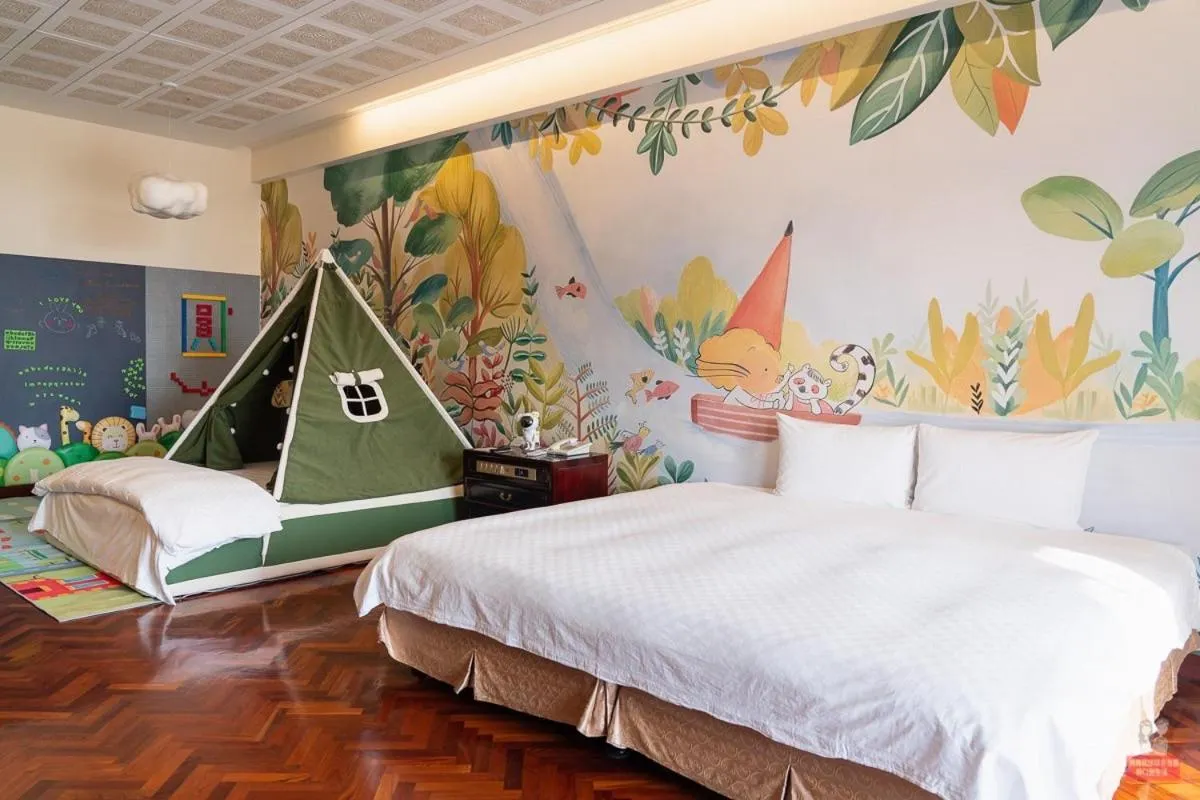 Photo of the whole room, Bed in The Grand Hotel Kaohsiung