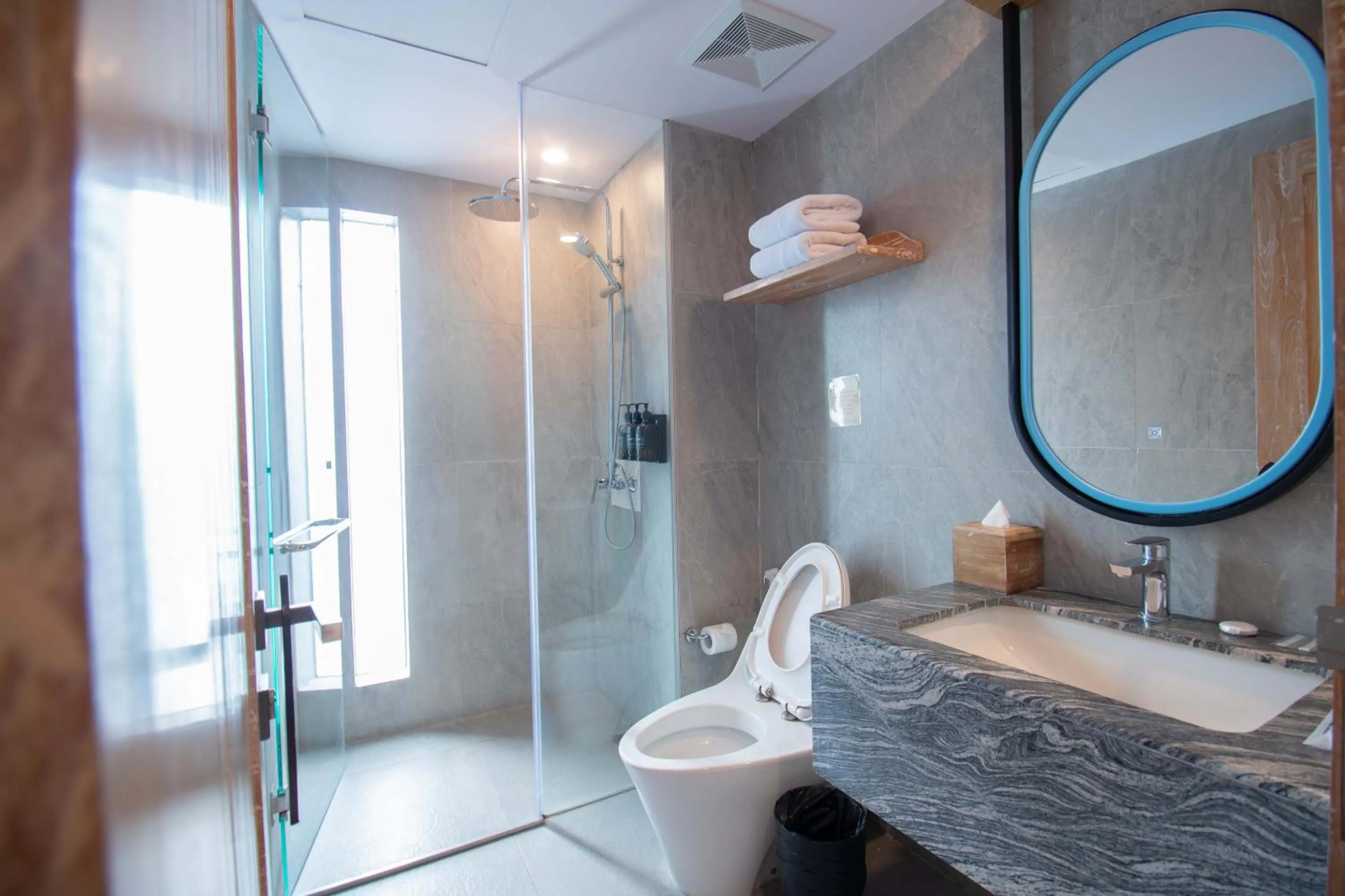 Shower in Koa D Surfer Hotel