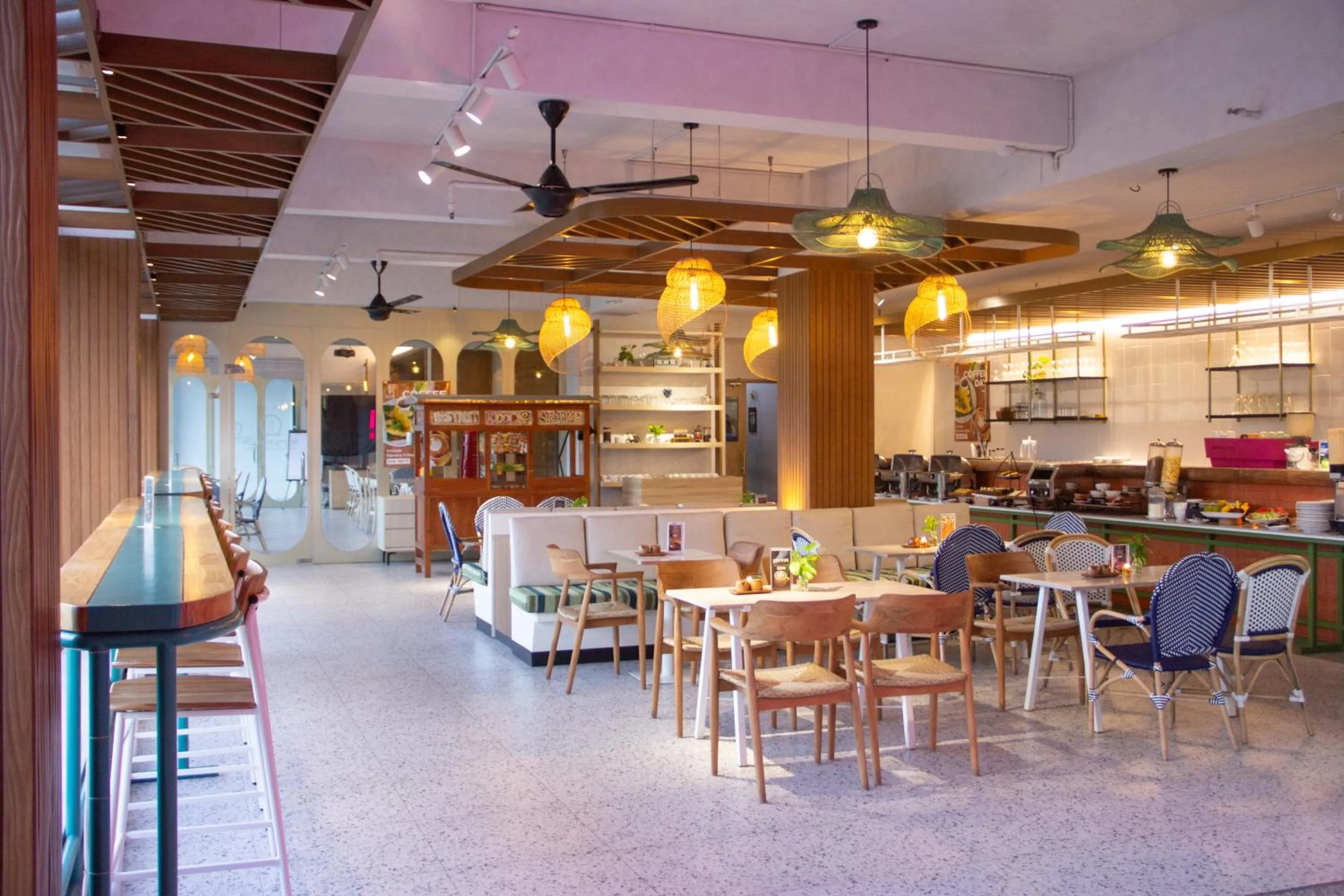 Restaurant/places to eat in Koa D Surfer Hotel