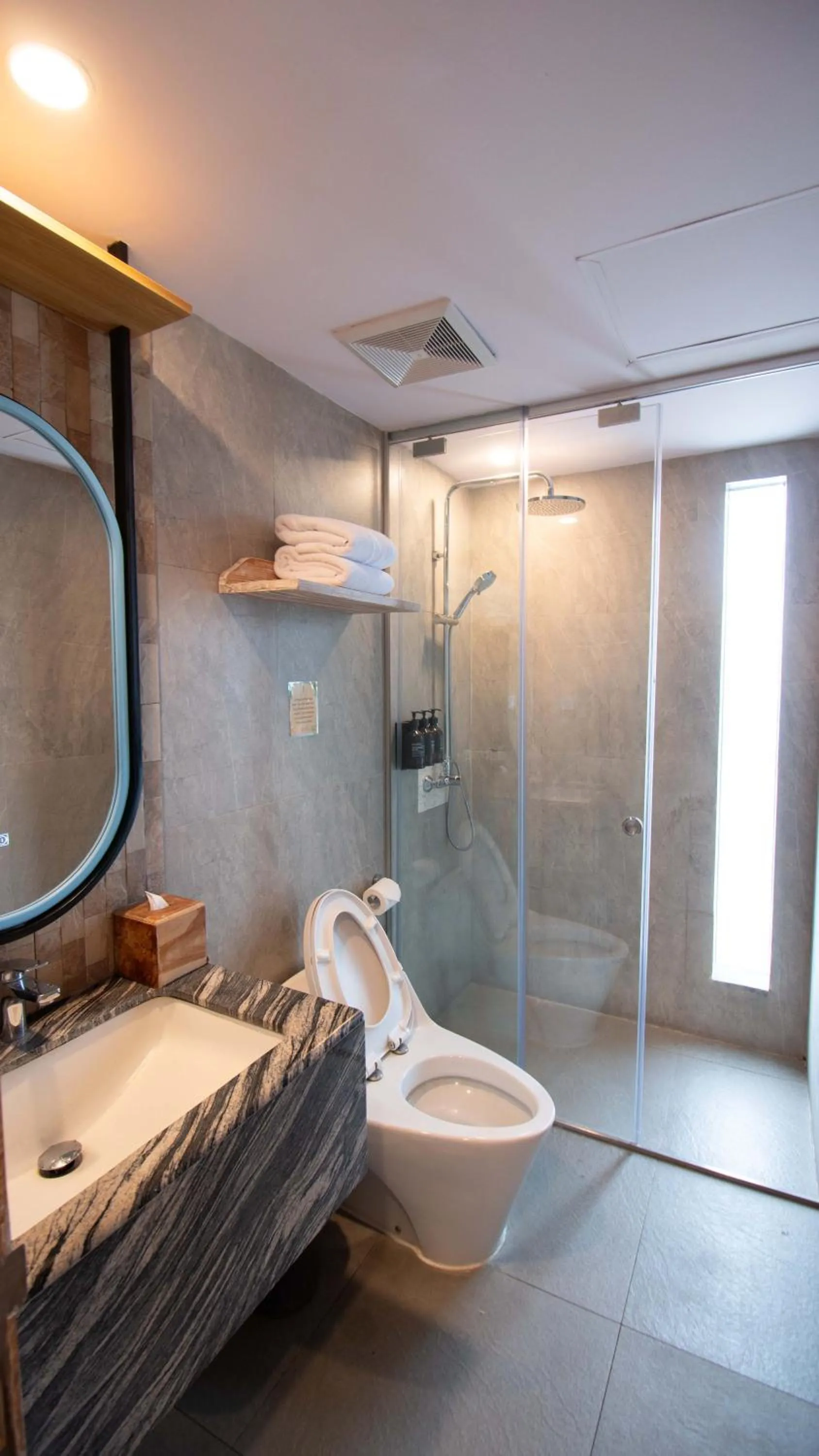 Shower in Koa D Surfer Hotel