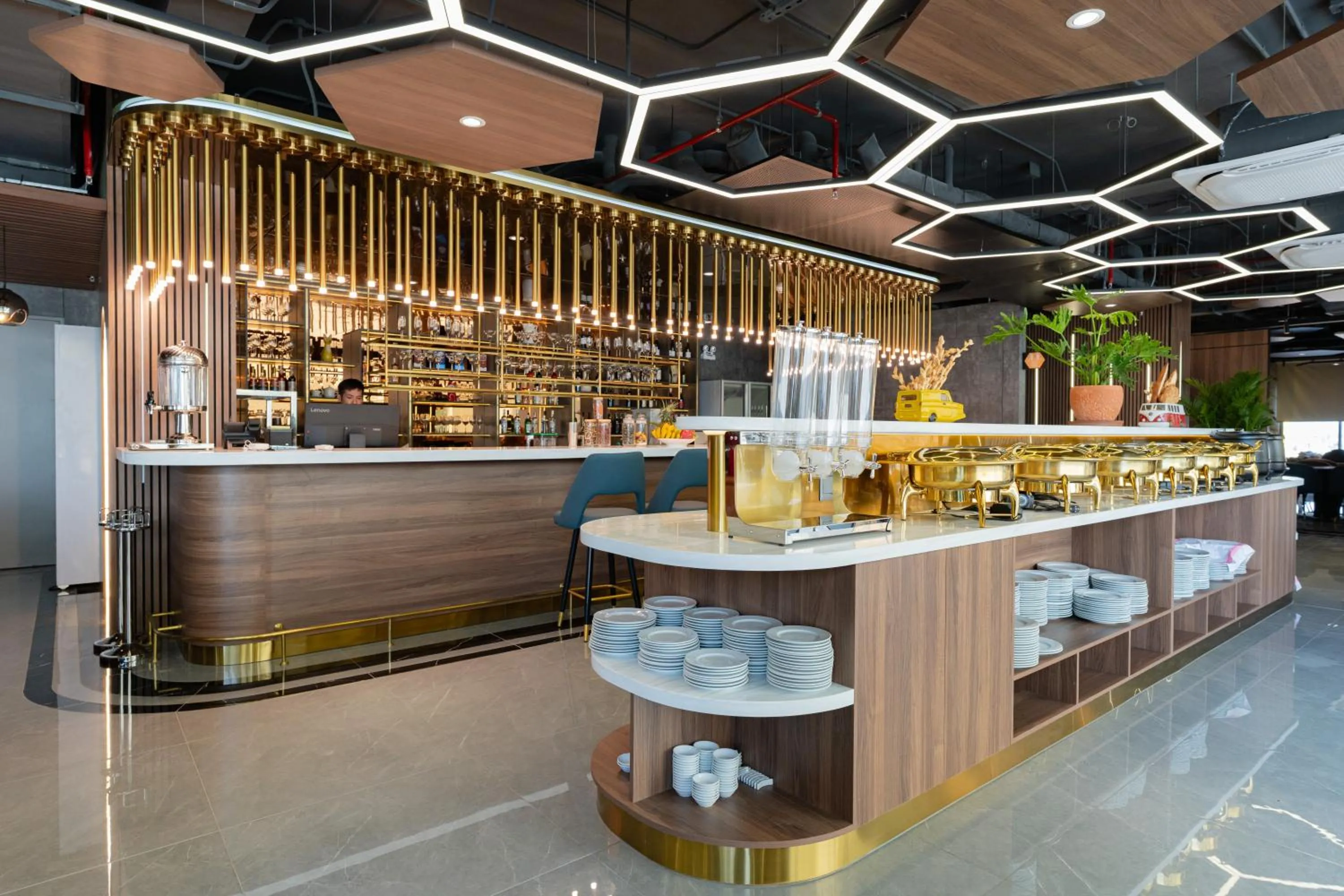 Restaurant/places to eat in Bcons City Hotel