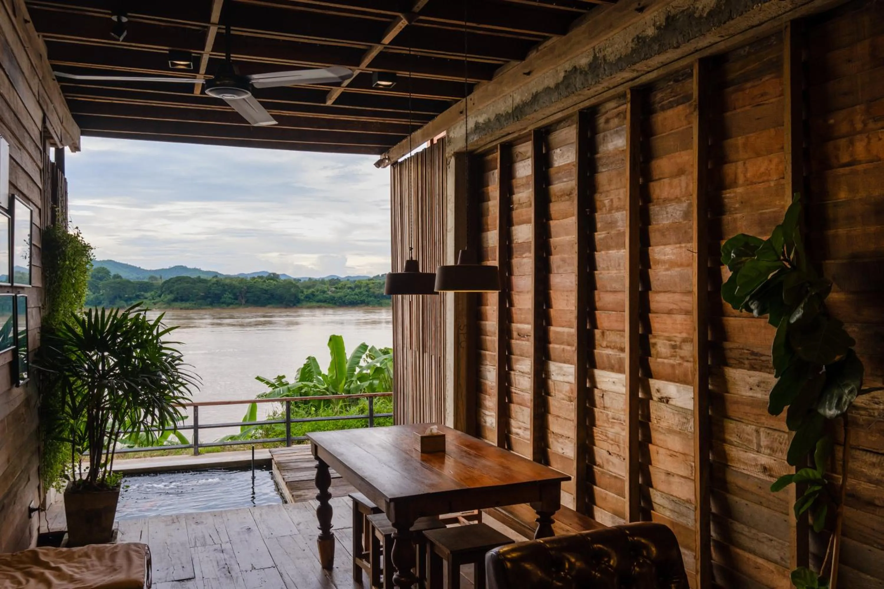 Seating area in Suneta Hotel Chiangkhan Soi 6