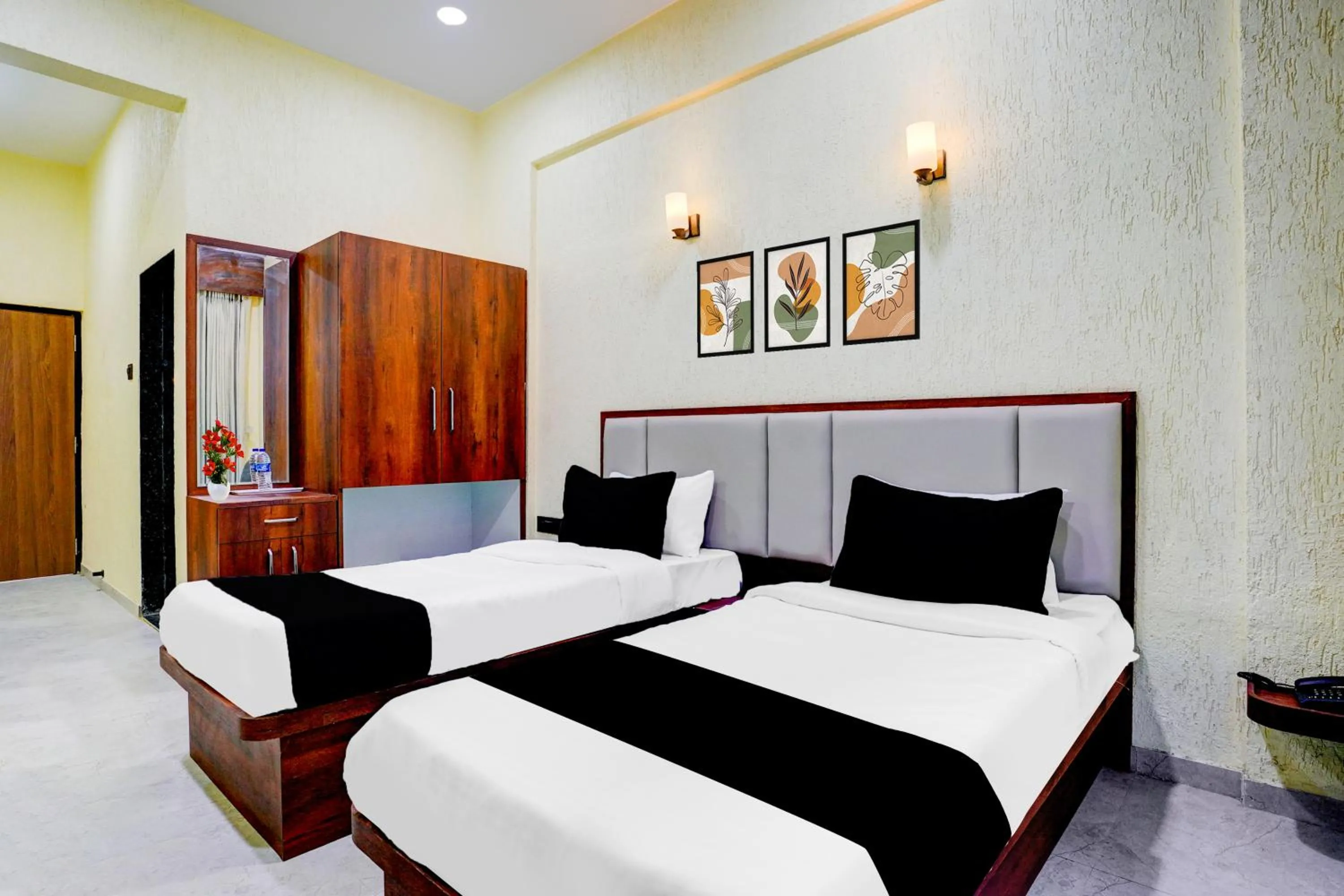 Photo of the whole room, Bed in Super Collection O Kalamboli New Panvel Formerly Golden Paradise