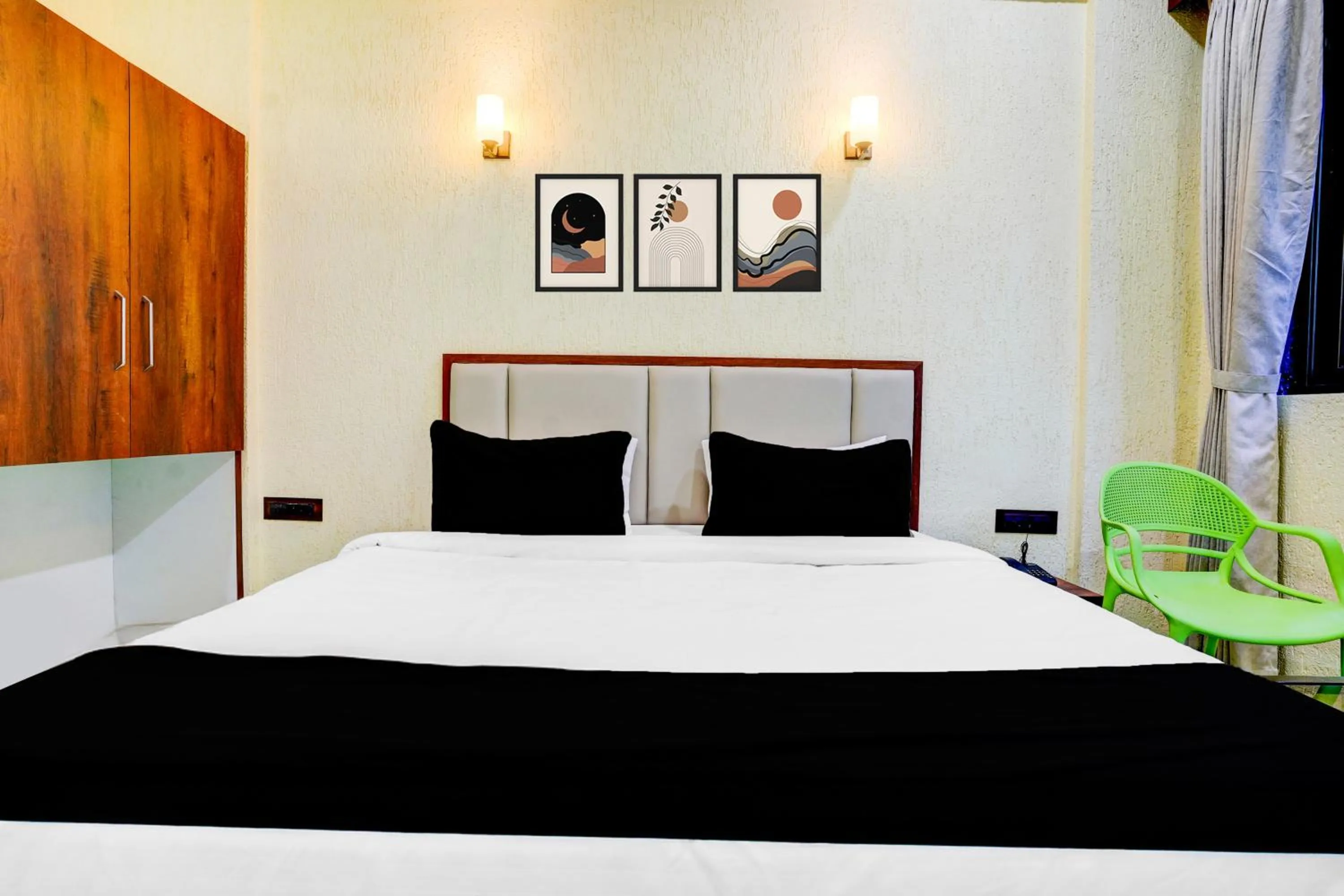 Photo of the whole room, Bed in Super Collection O Kalamboli New Panvel Formerly Golden Paradise