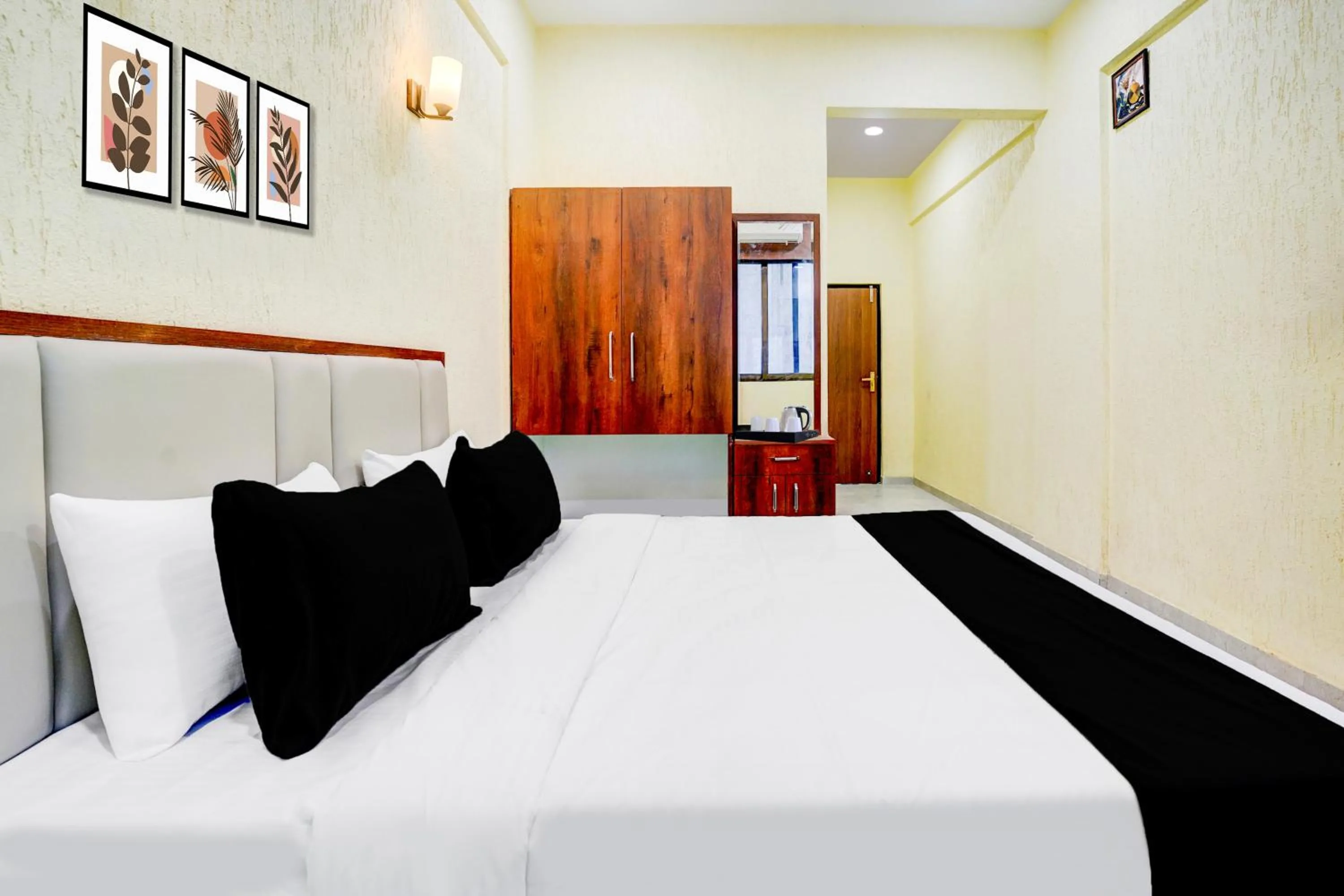 Photo of the whole room, Bed in Super Collection O Kalamboli New Panvel Formerly Golden Paradise