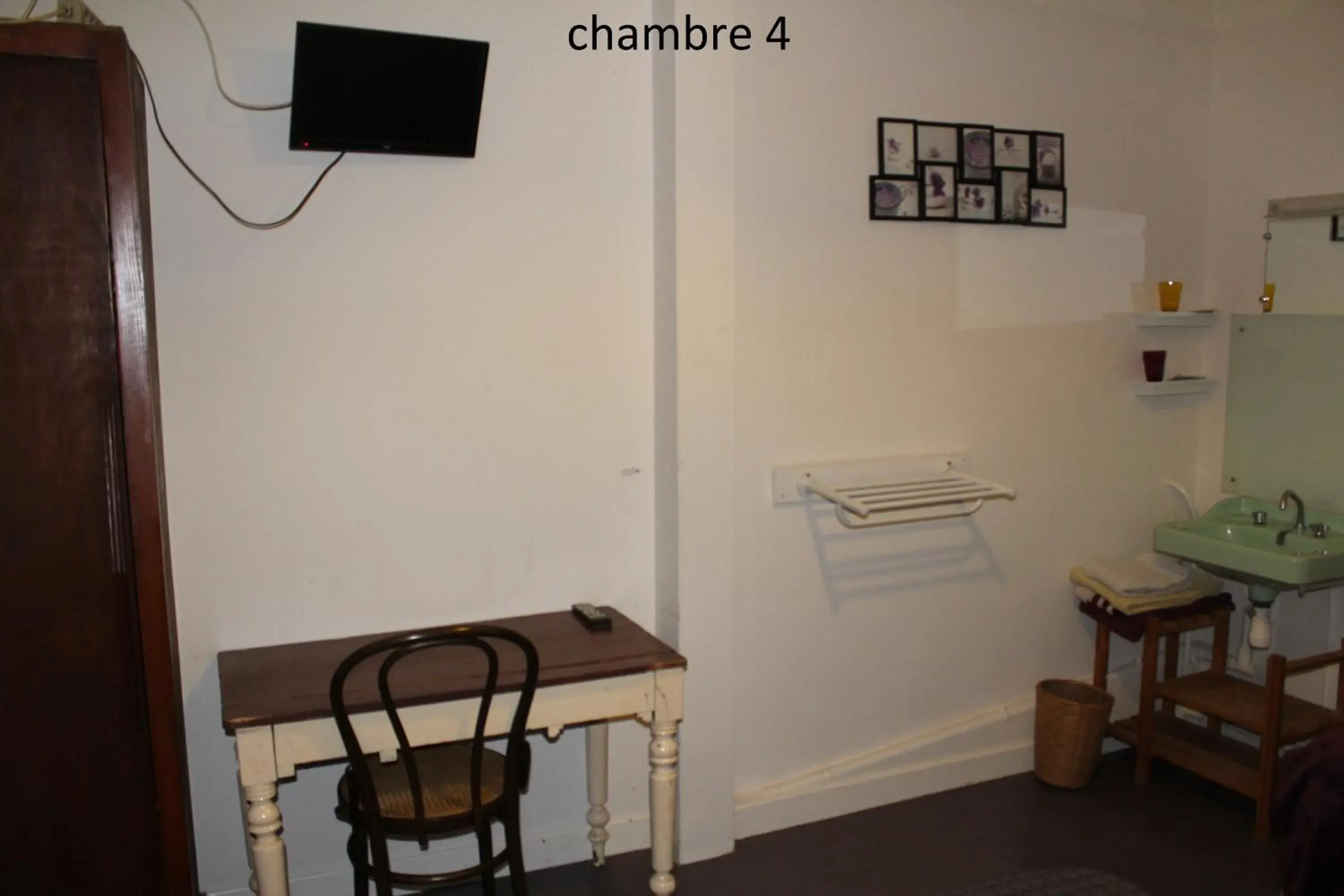 Double Room with Shared Bathroom in Hôtel le Dervois Double Room with Shared Bathroom in Hôtel le Dervois