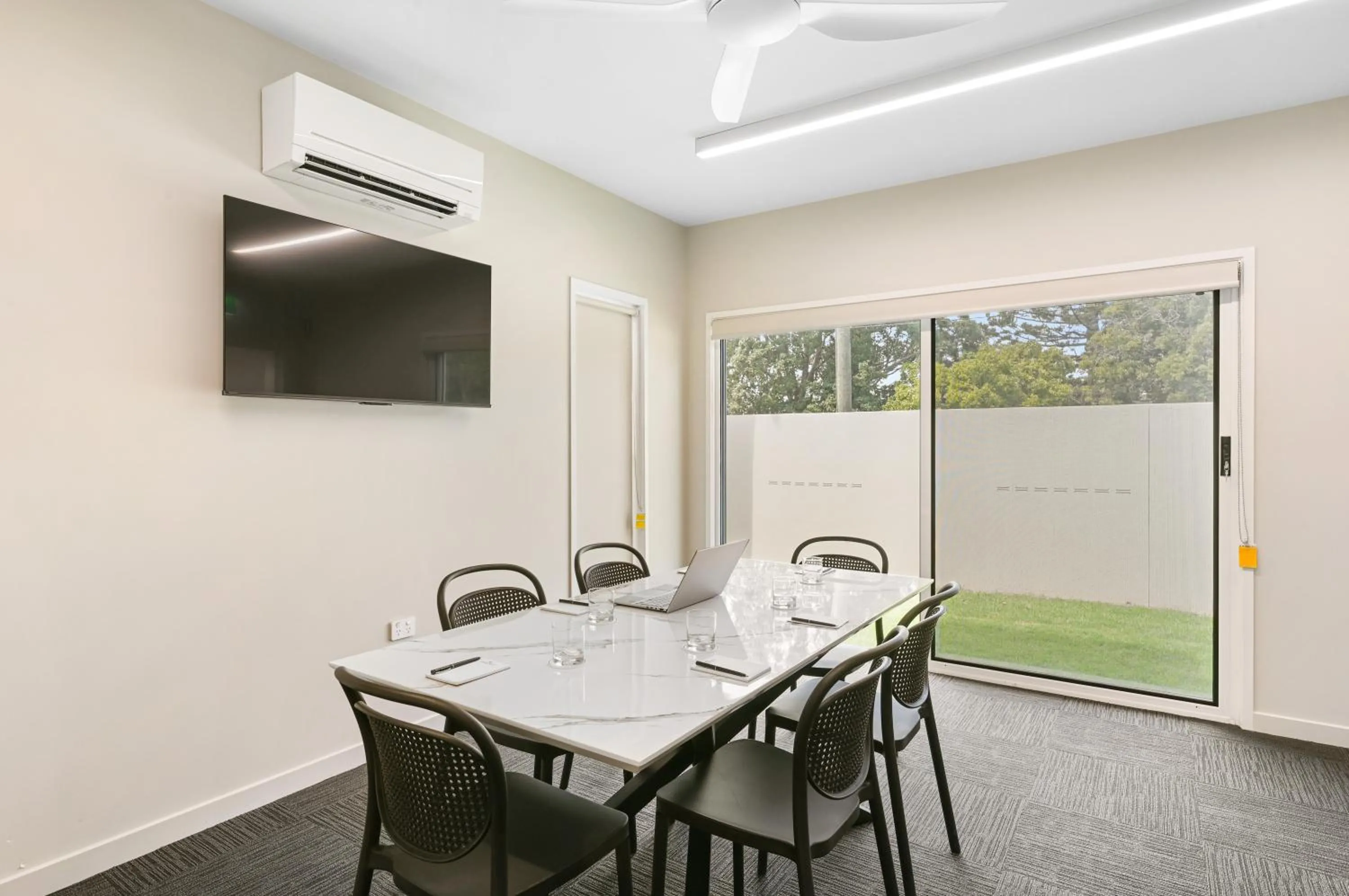 Business facilities in Avenue WEST Studio Units