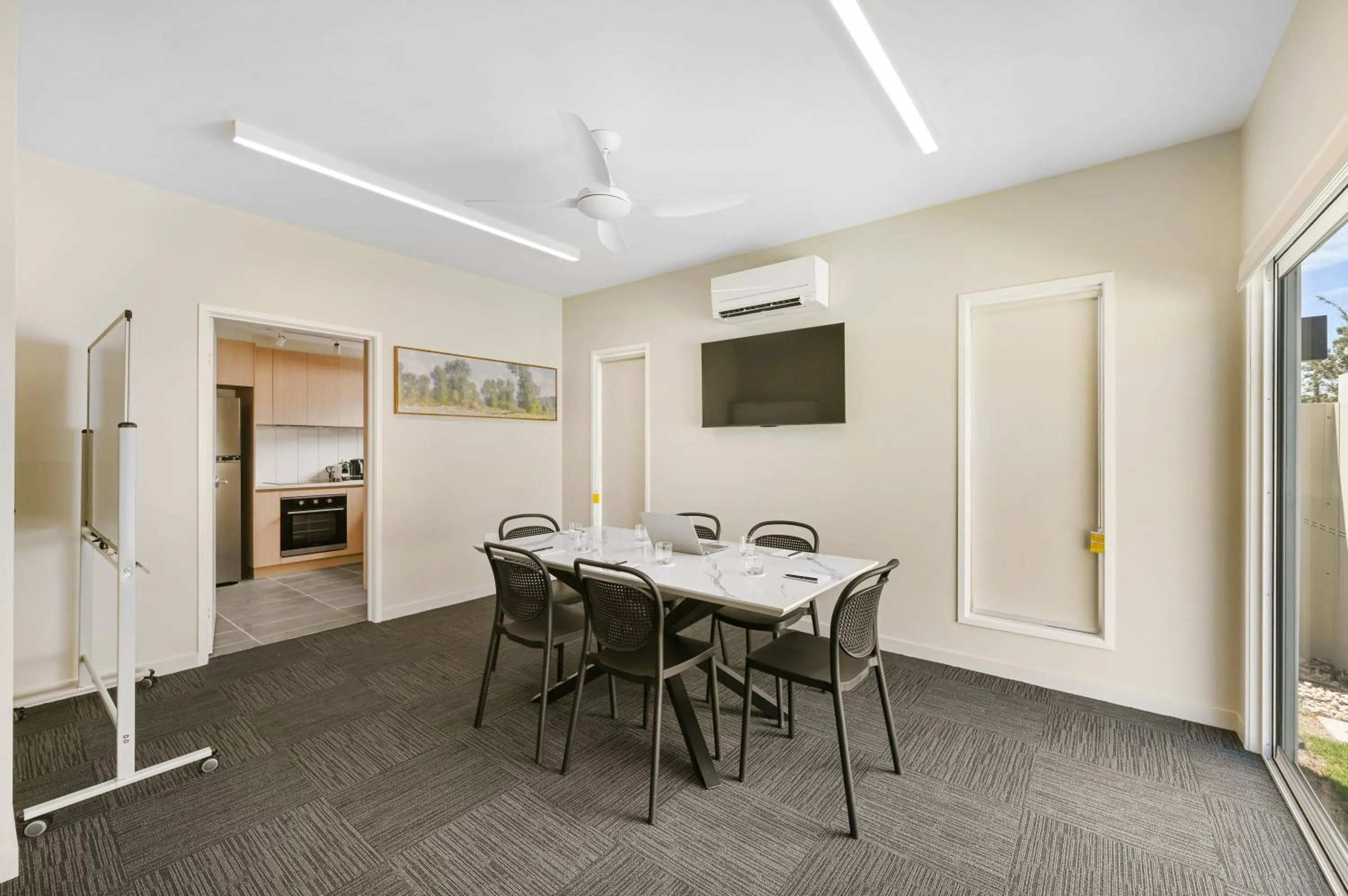 Business facilities in Avenue WEST Studio Units
