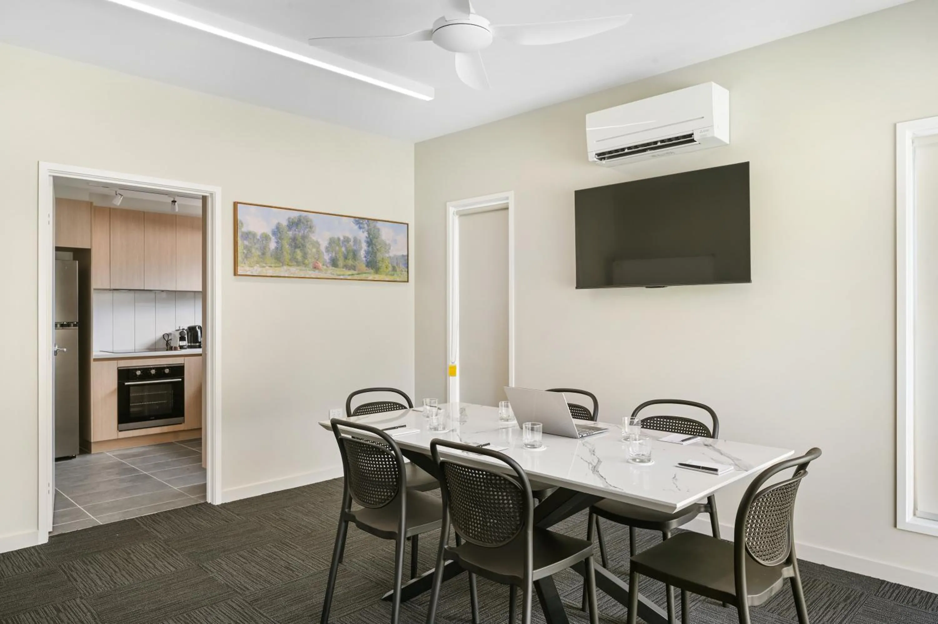 Business facilities in Avenue WEST Studio Units