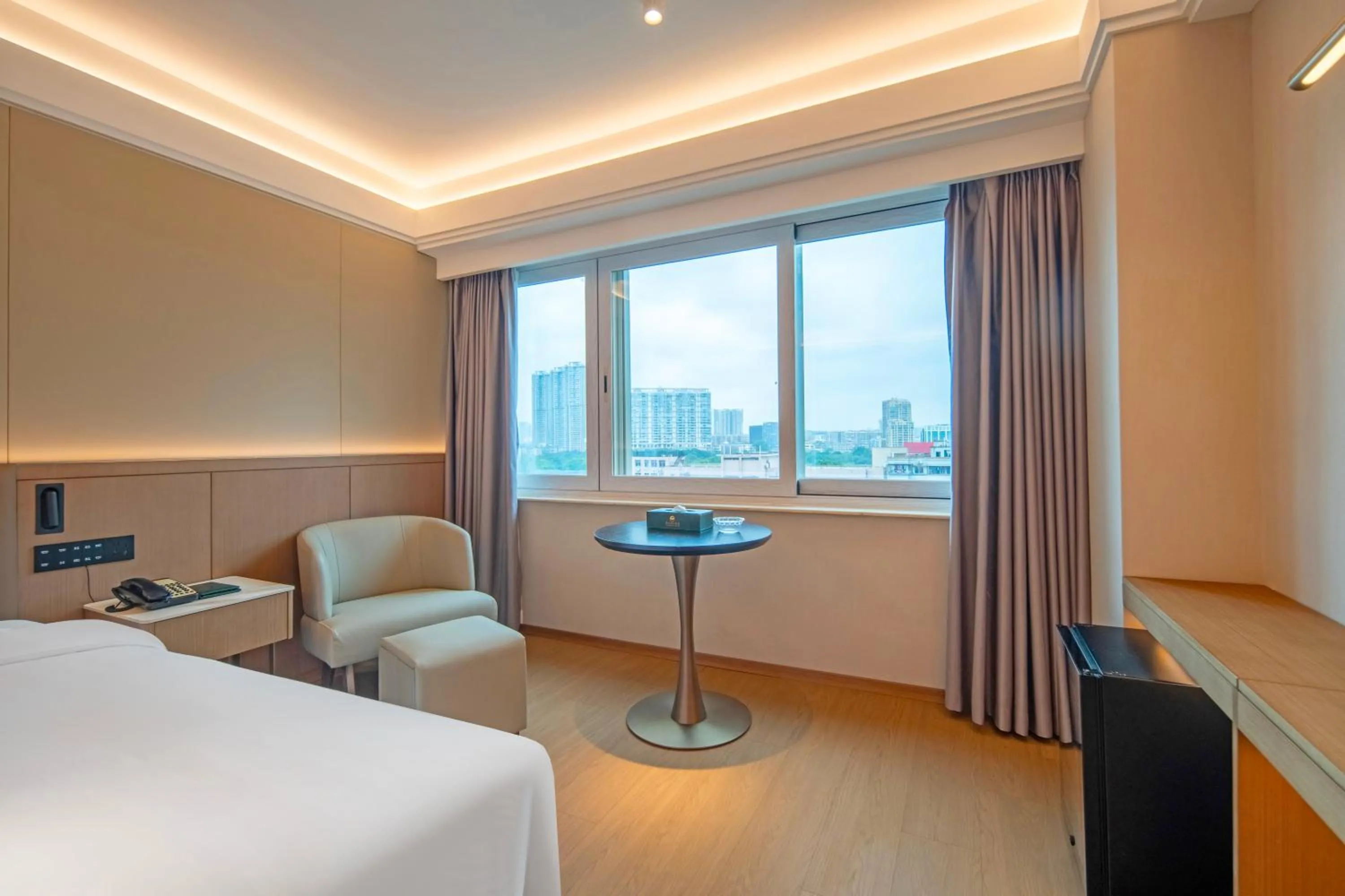 Photo of the whole room, Bed in Guangzhou Hutian Hotel