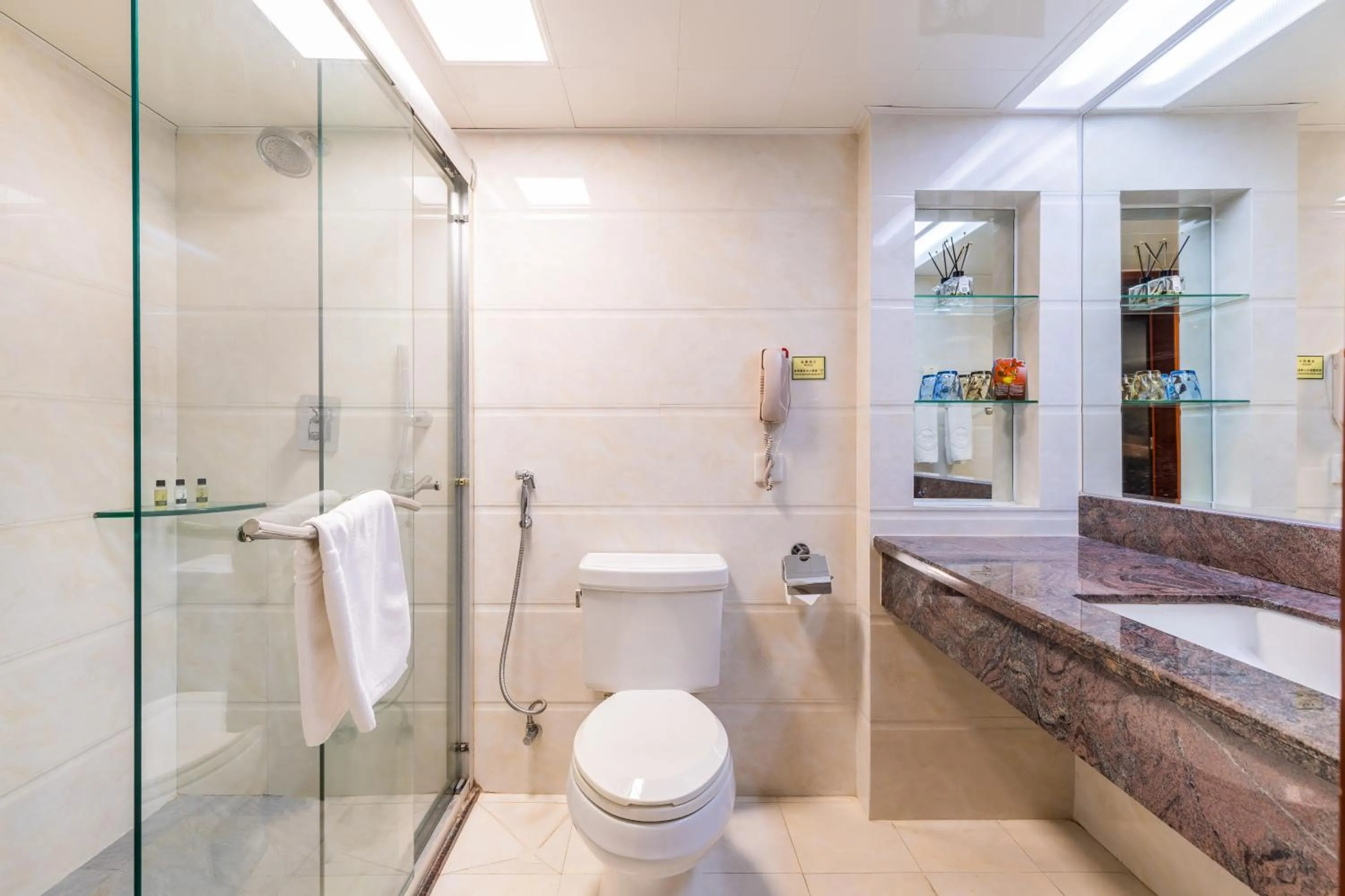 Toilet in Guangzhou Hutian Hotel