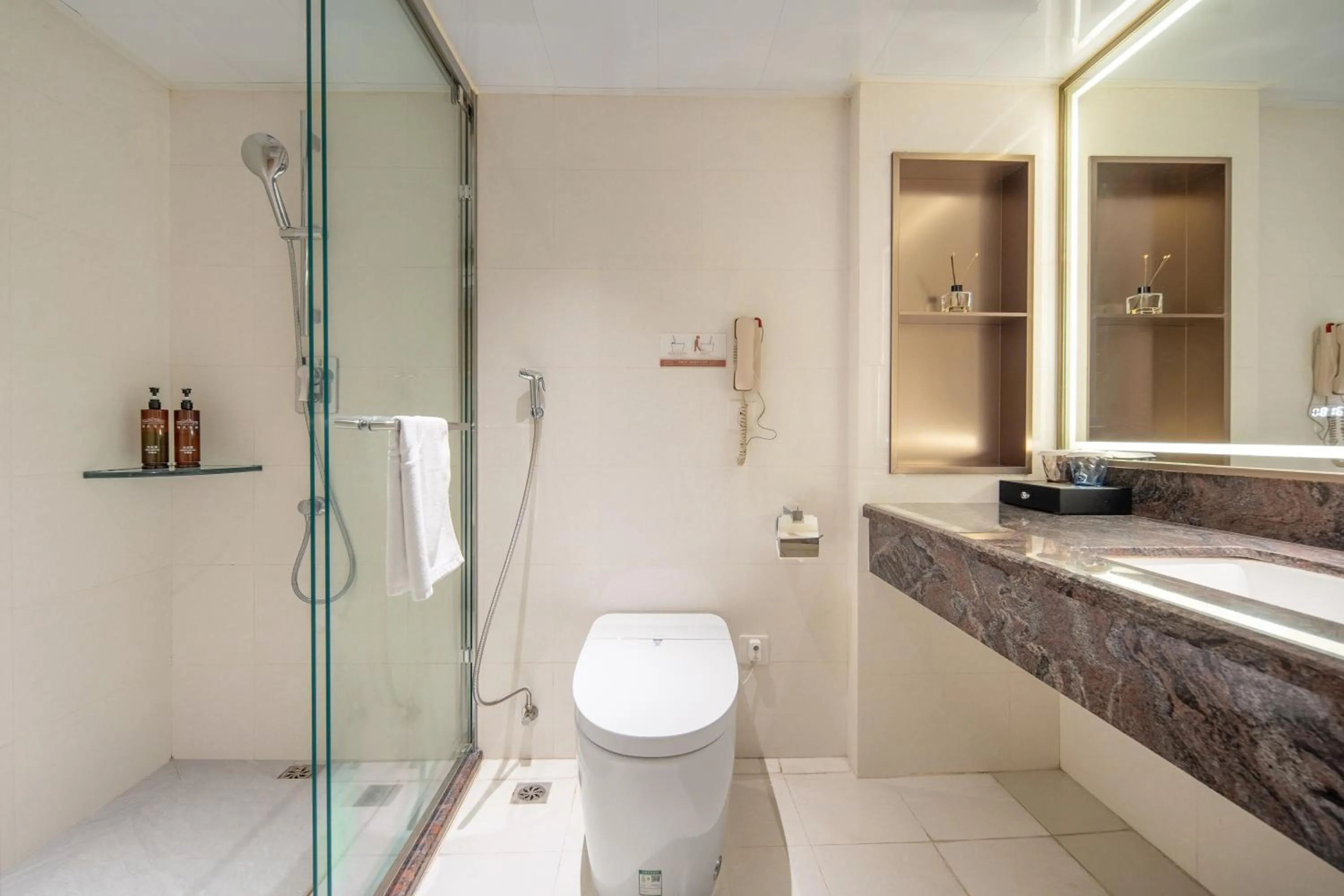 Toilet in Guangzhou Hutian Hotel