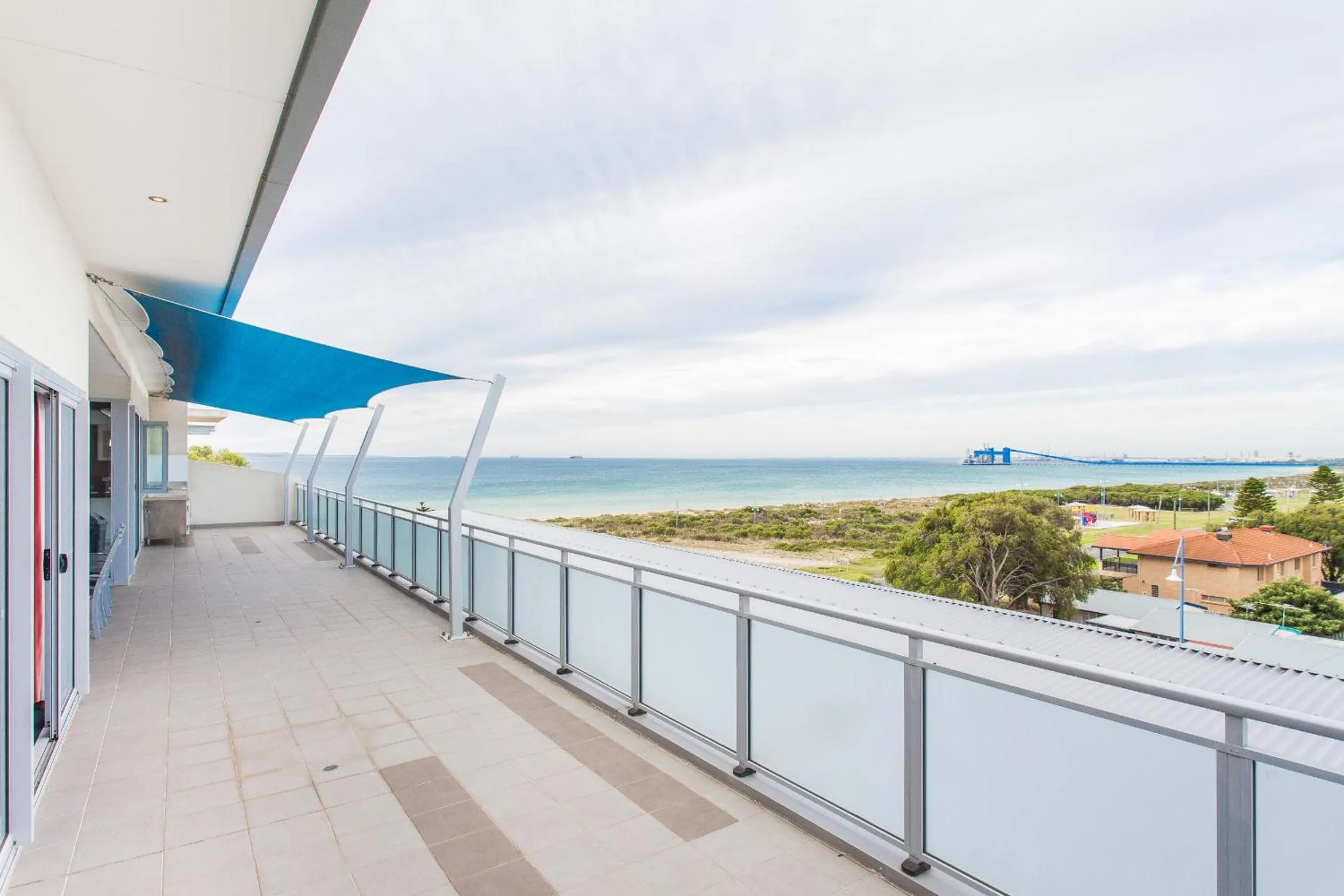 Beach in Spinnakers by Rockingham Apartments