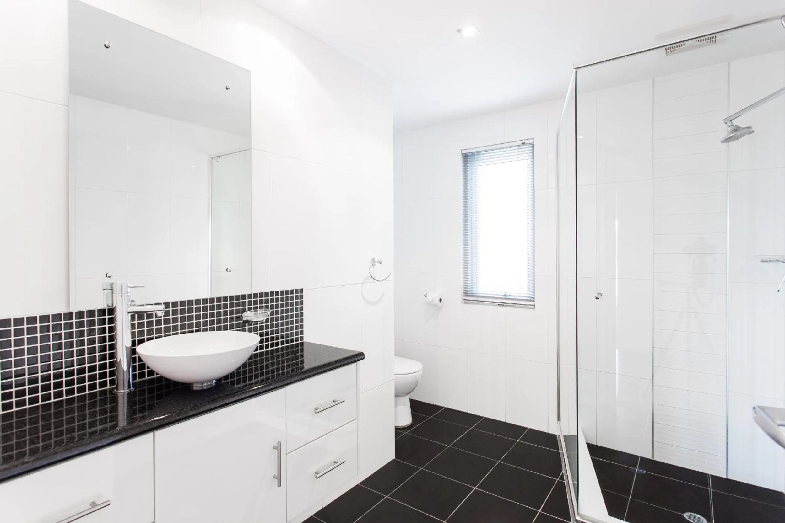 Shower in Spinnakers by Rockingham Apartments