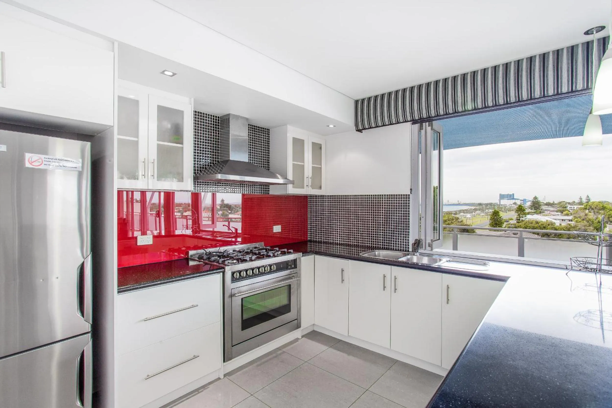 Kitchen or kitchenette in Spinnakers by Rockingham Apartments