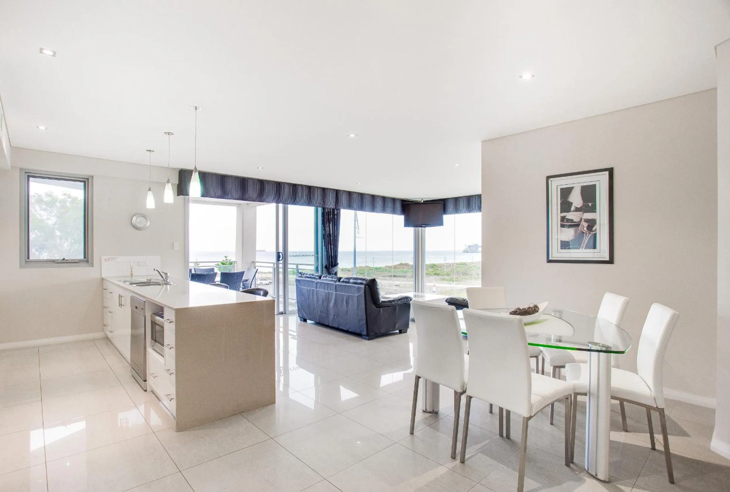 Kitchen or kitchenette in Spinnakers by Rockingham Apartments