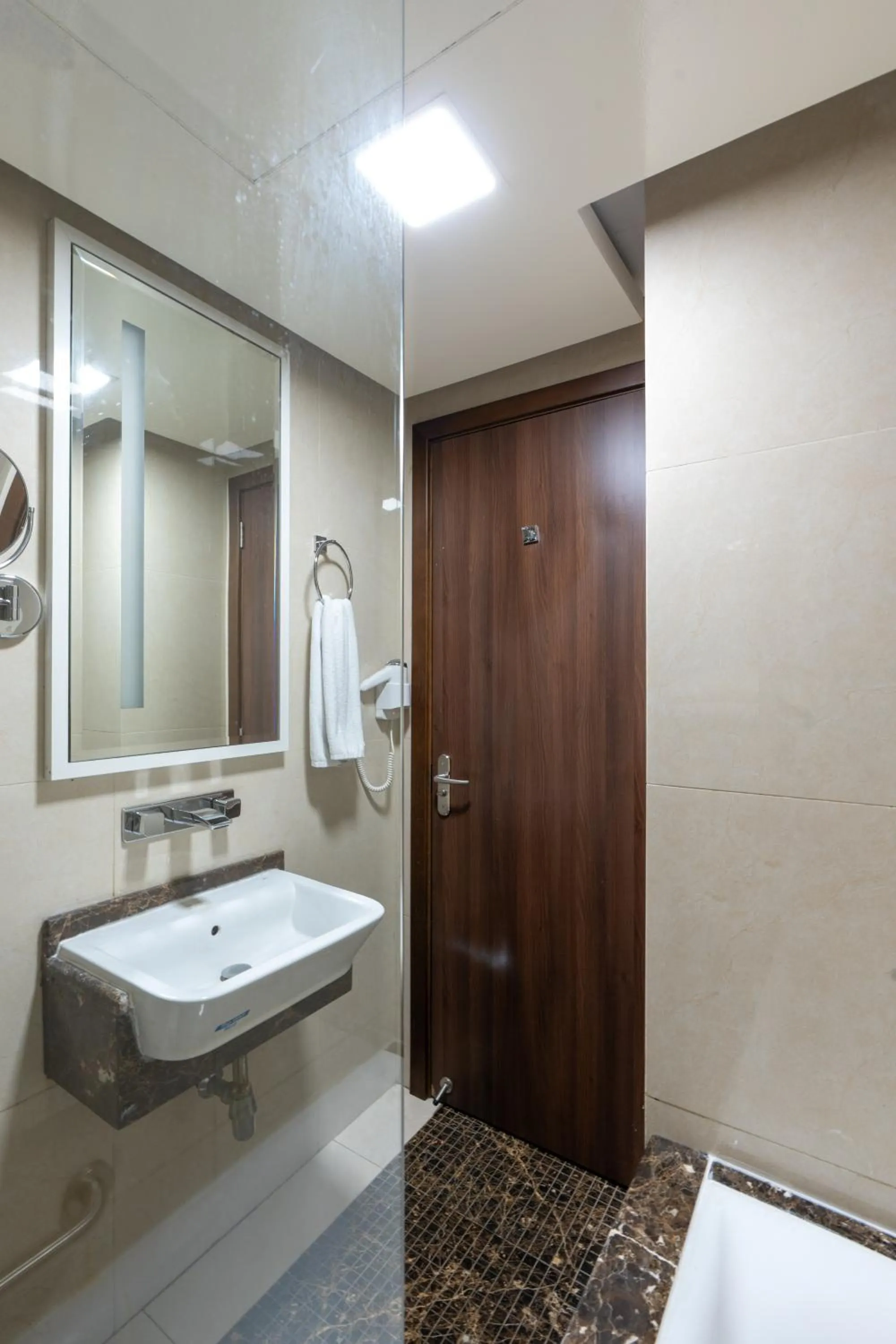 Bathroom in Tamr Inn Hotel