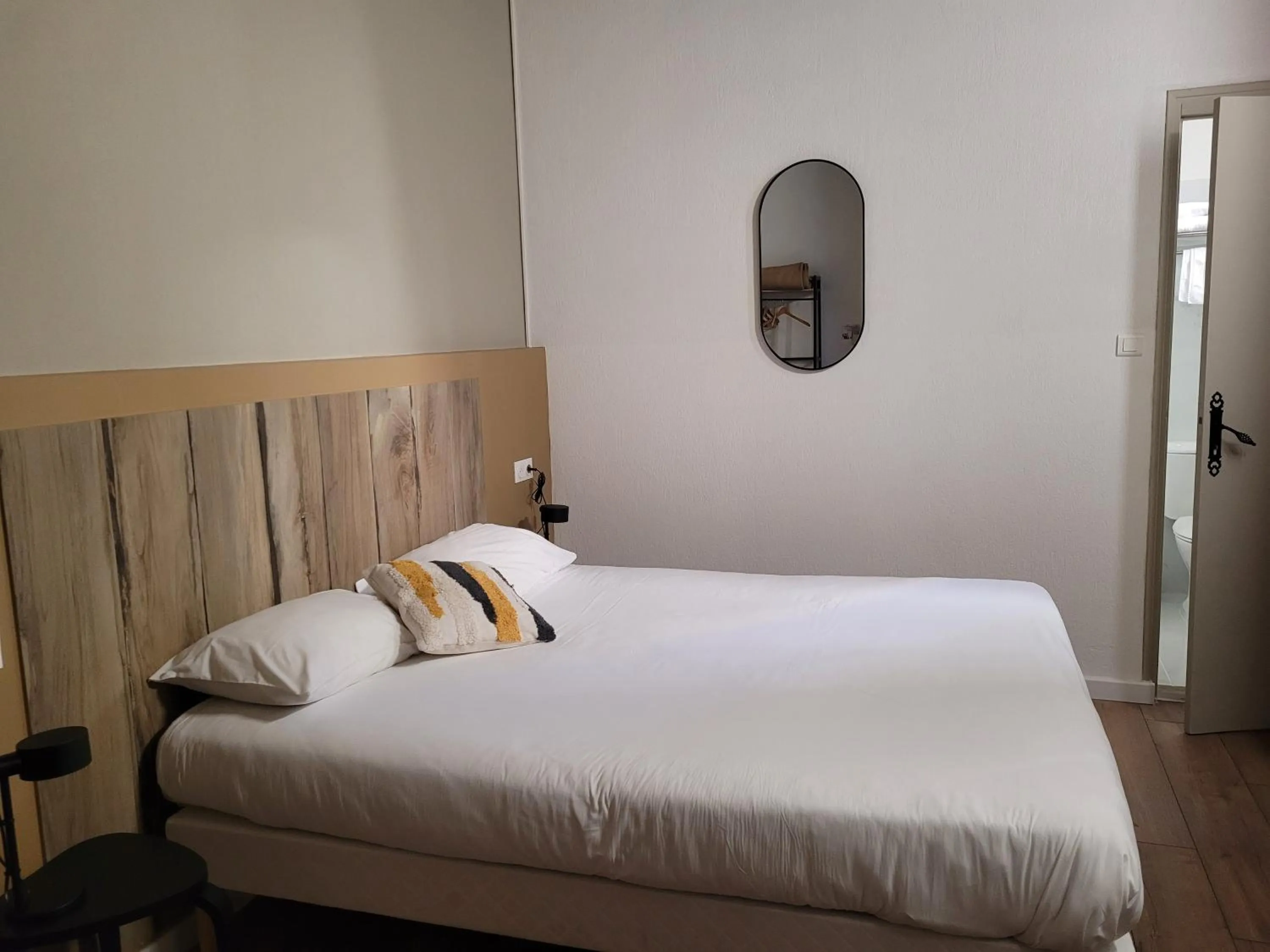 Bedroom, Bed in Hôtel Boquier, Avignon Centre