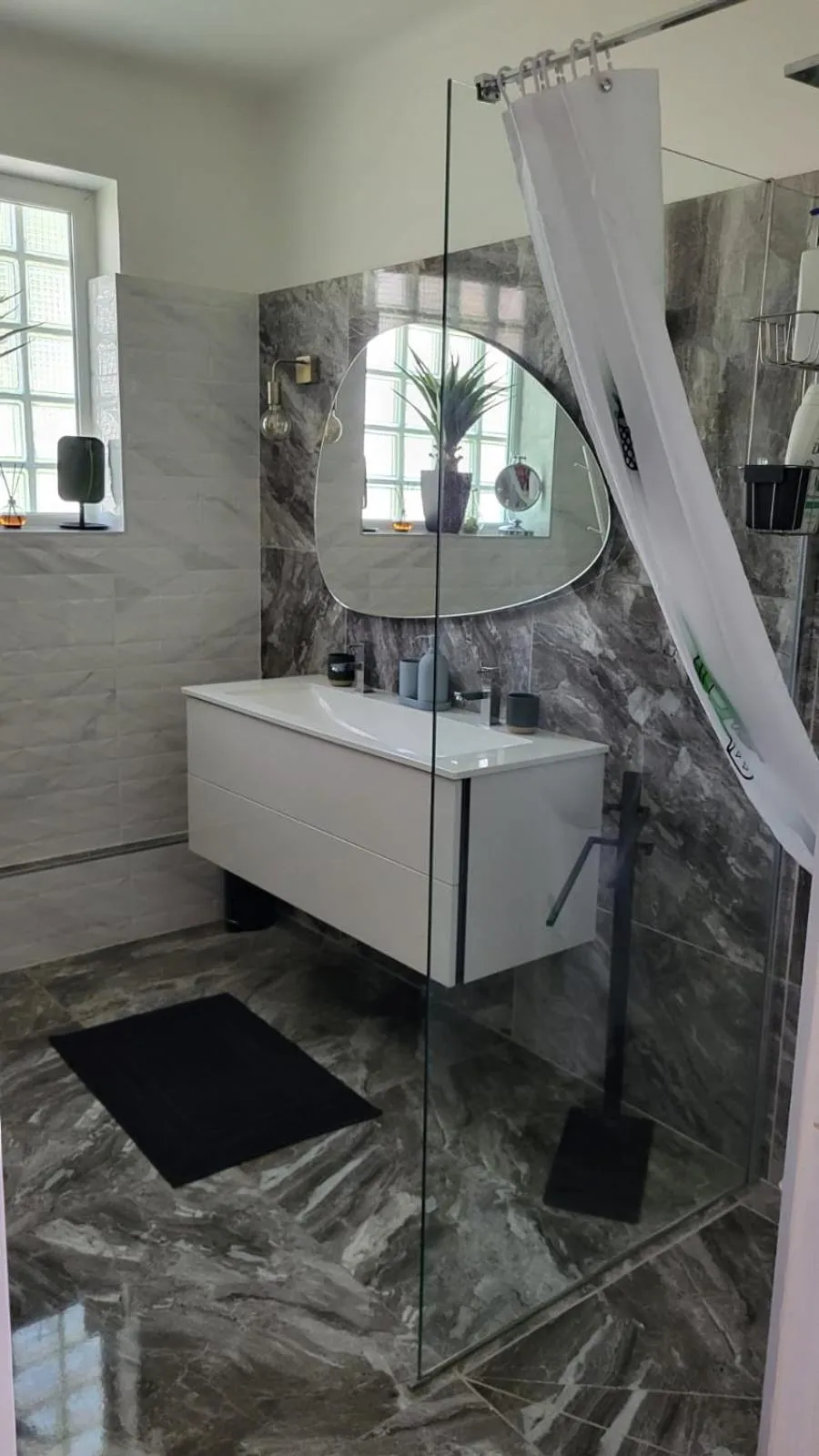 Bathroom in Hôtel Boquier, Avignon Centre