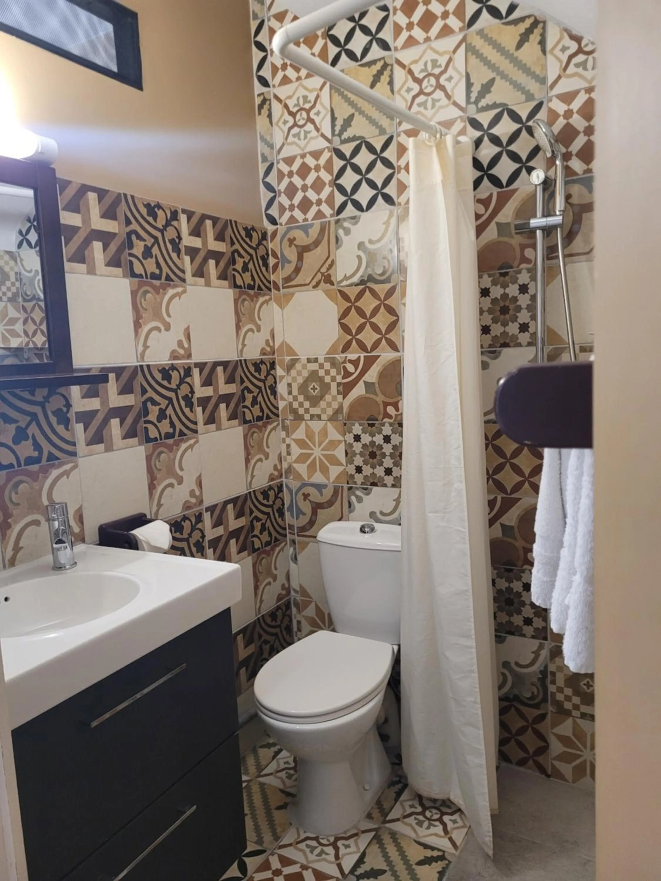 Bathroom in Hôtel Boquier, Avignon Centre