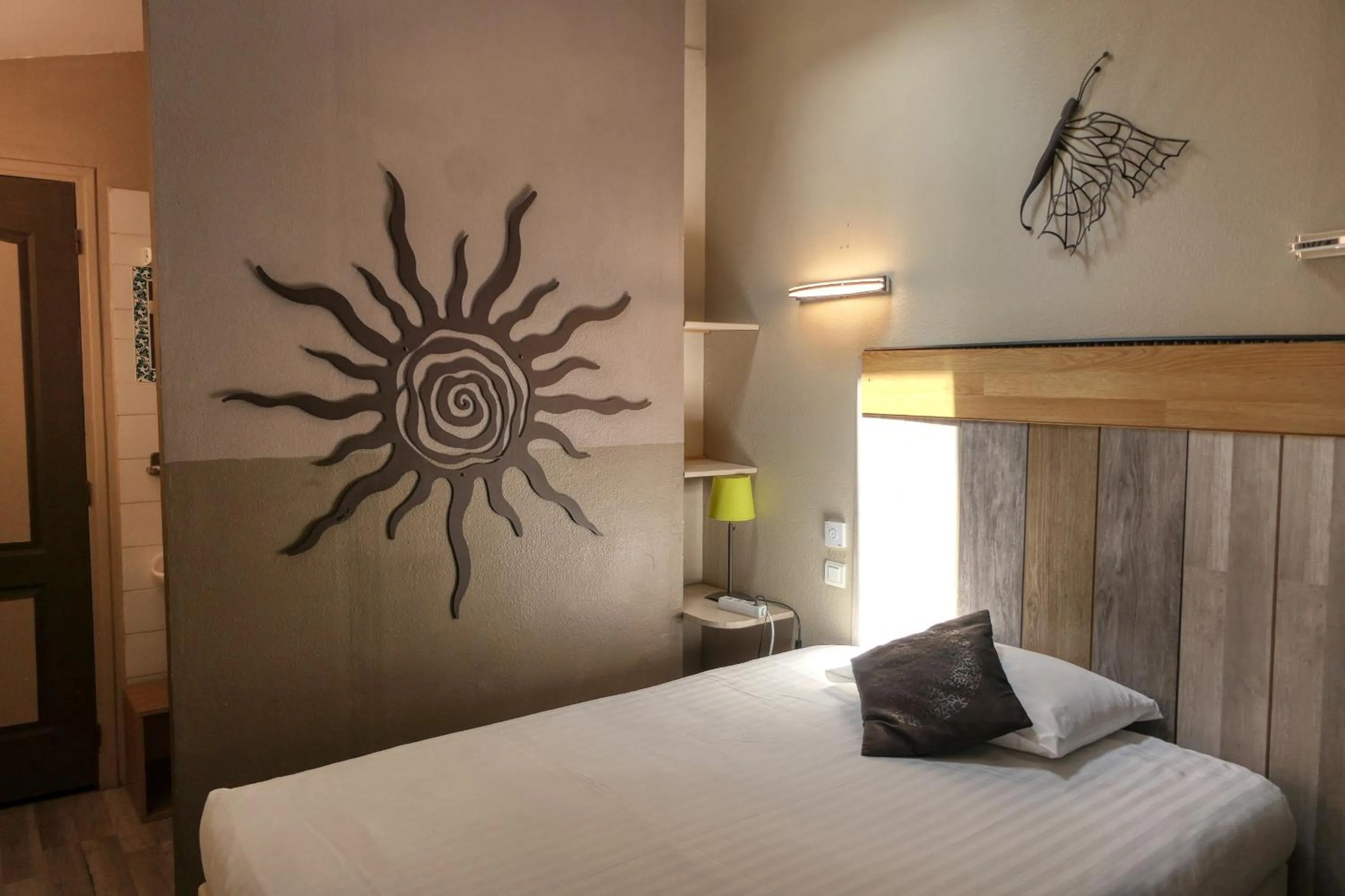 Photo of the whole room, Bed in Hôtel Boquier, Avignon Centre