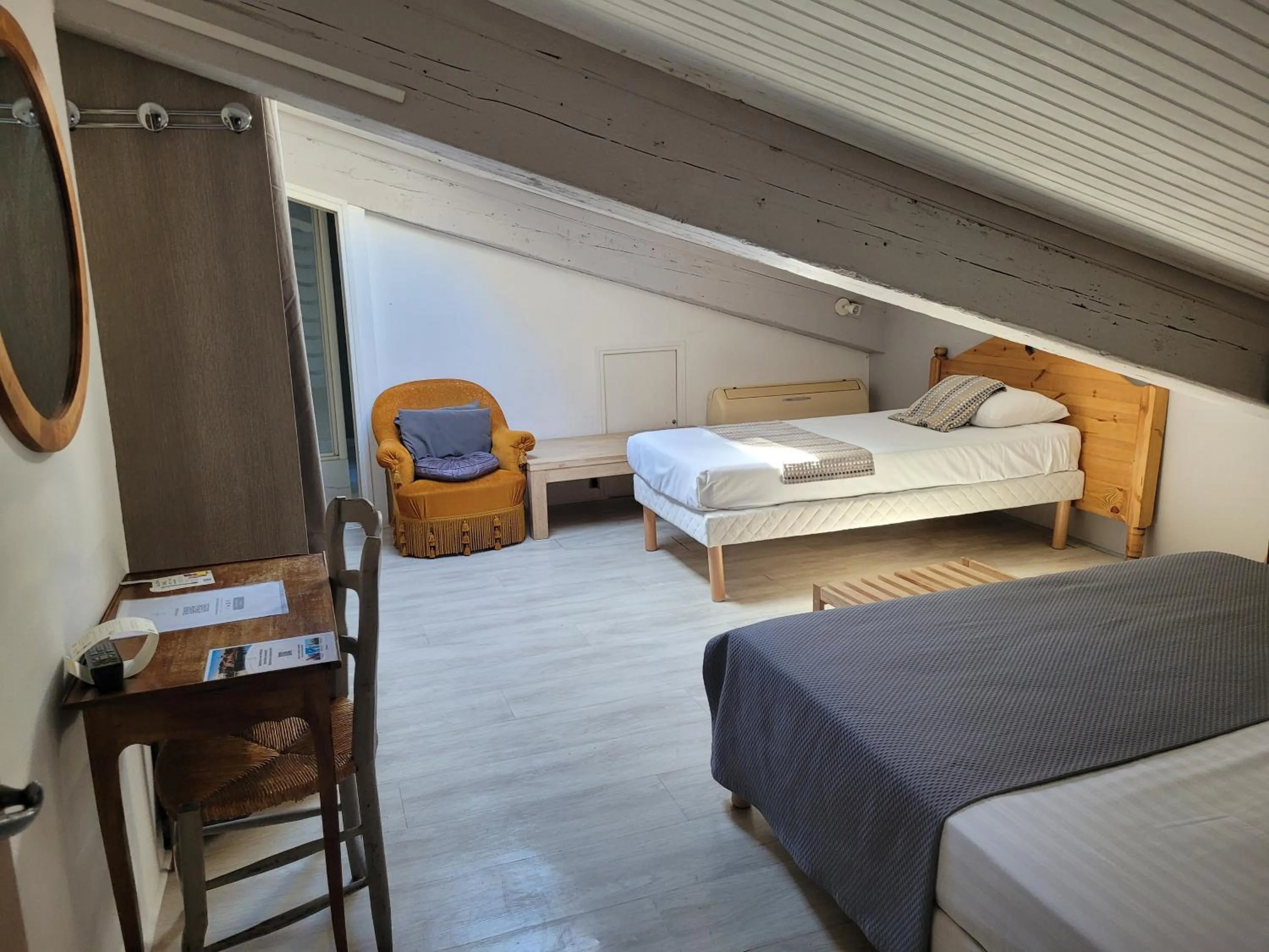 Photo of the whole room, Bed in Hôtel Boquier, Avignon Centre