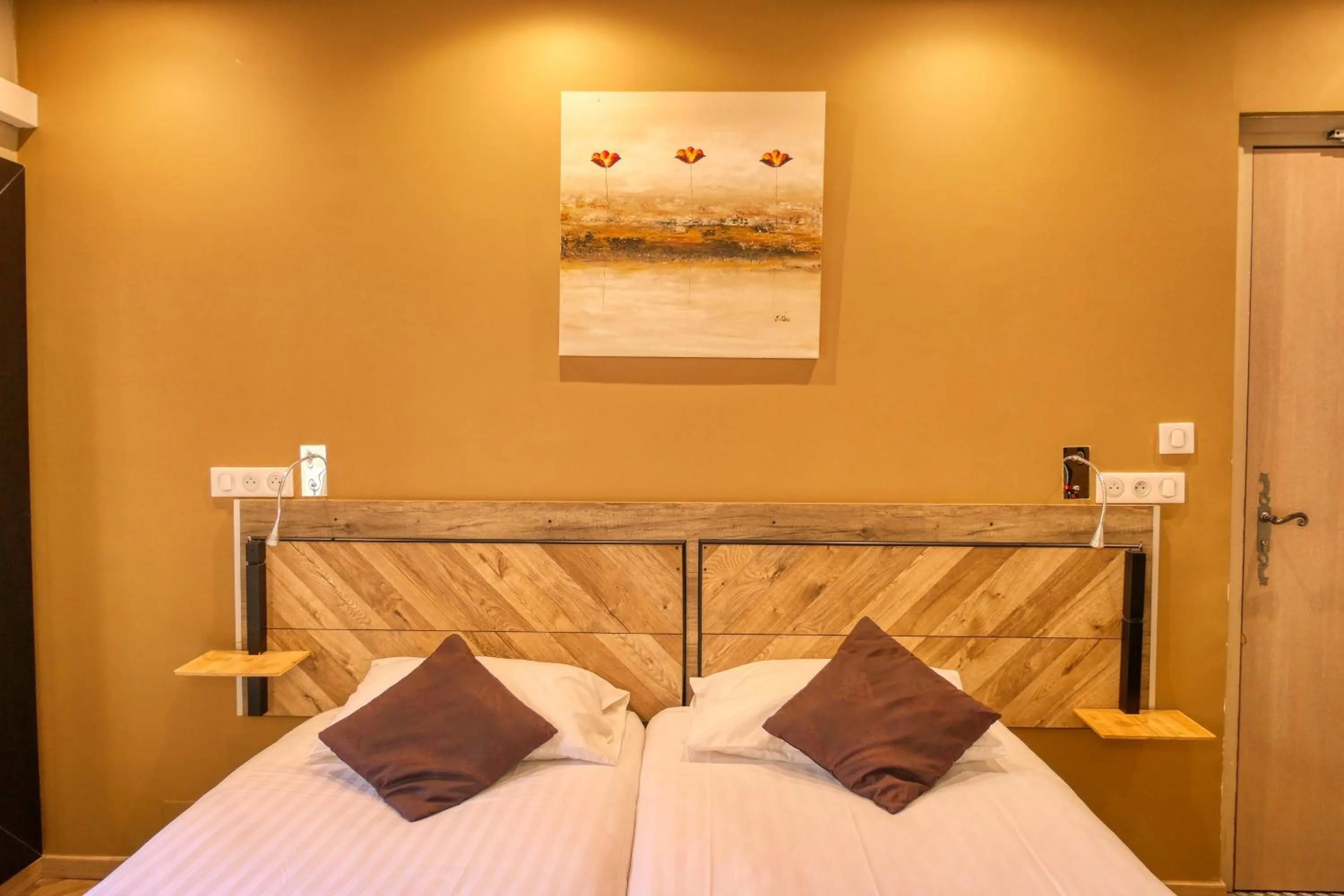 Photo of the whole room, Bed in Hôtel Boquier, Avignon Centre