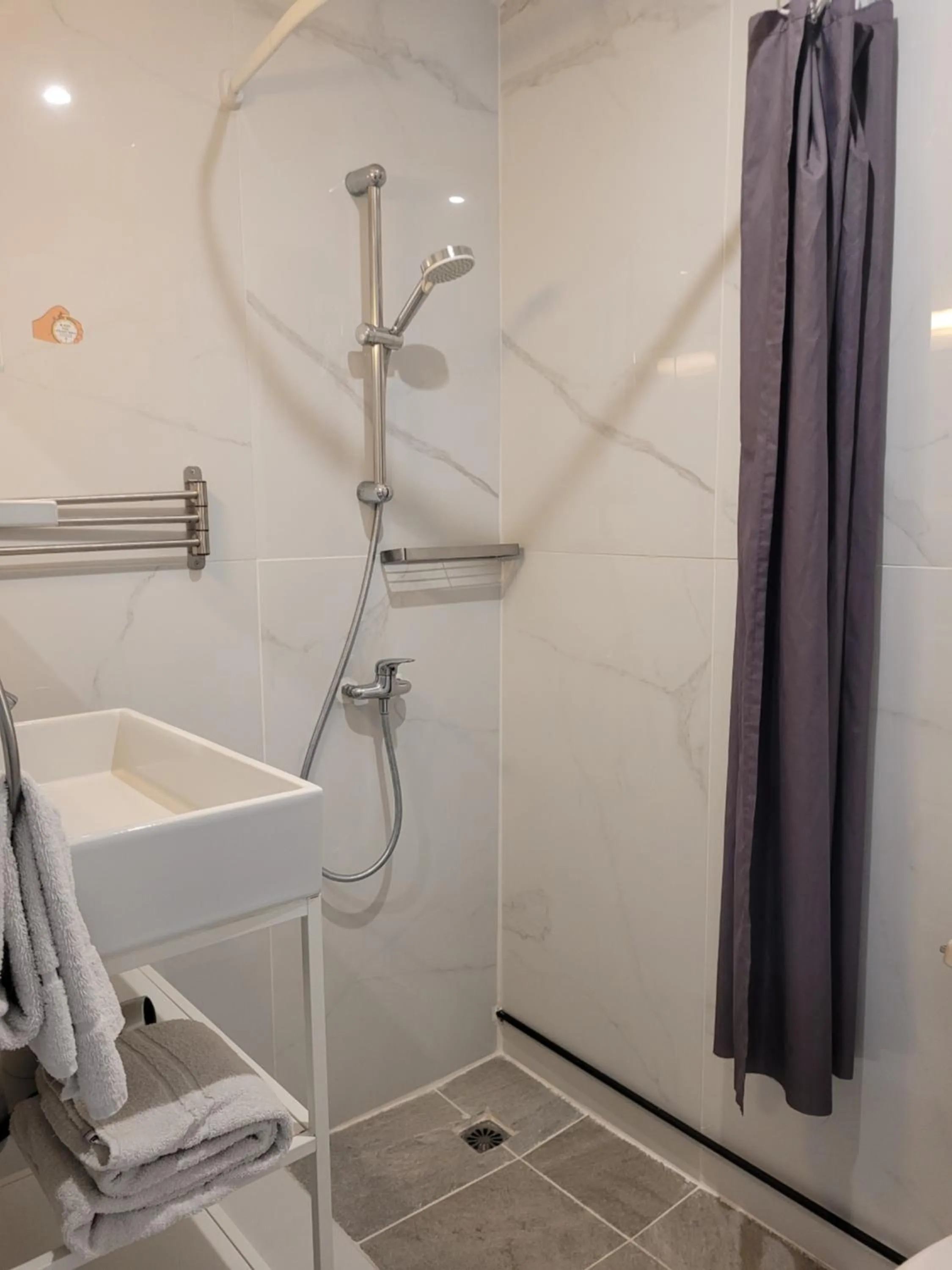 Bathroom in Hôtel Boquier, Avignon Centre