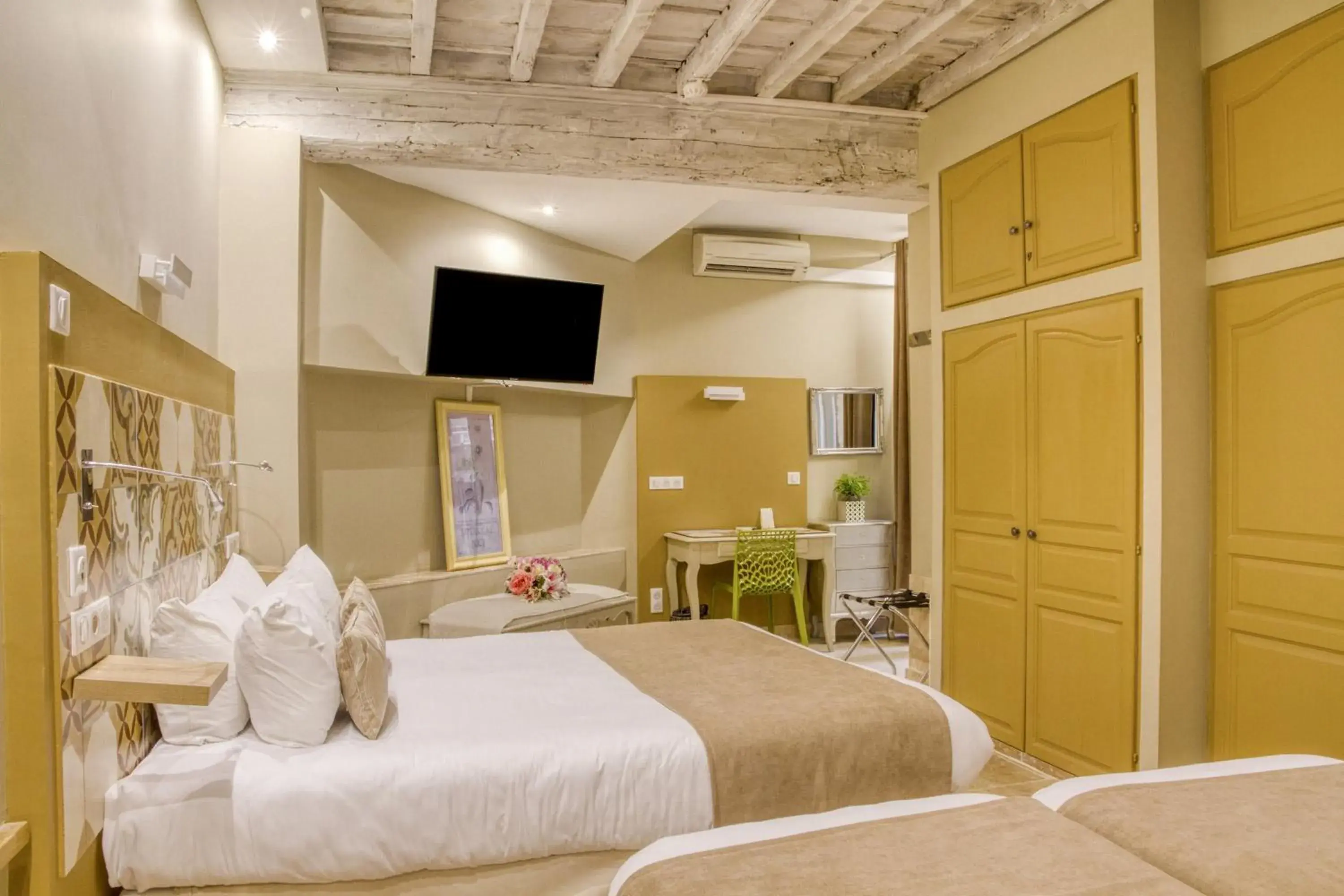 Superior Quadruple Room in Hôtel Boquier, Avignon Centre Superior Quadruple Room in Hôtel Boquier, Avignon Centre