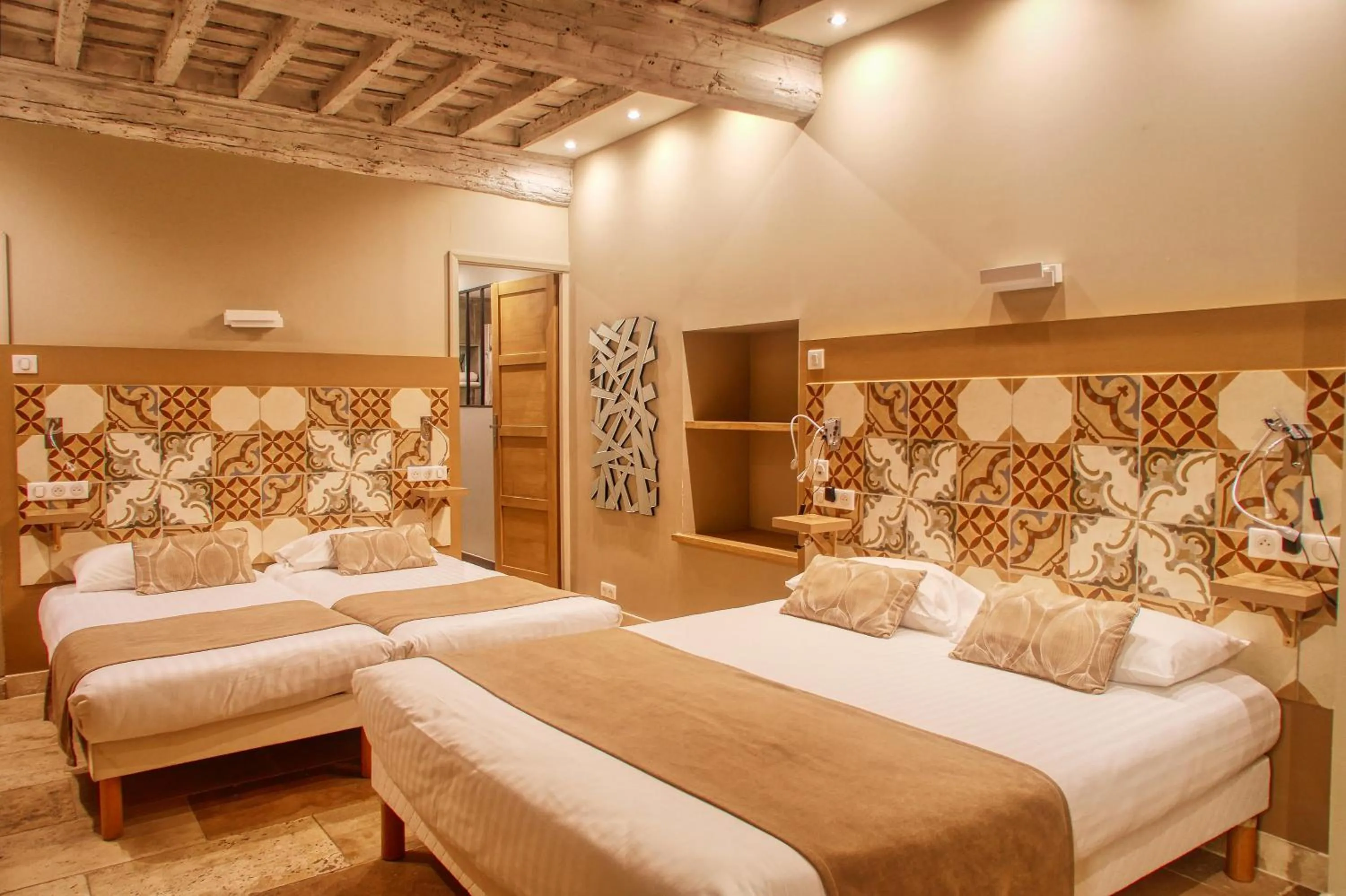 Photo of the whole room, Bed in Hôtel Boquier, Avignon Centre