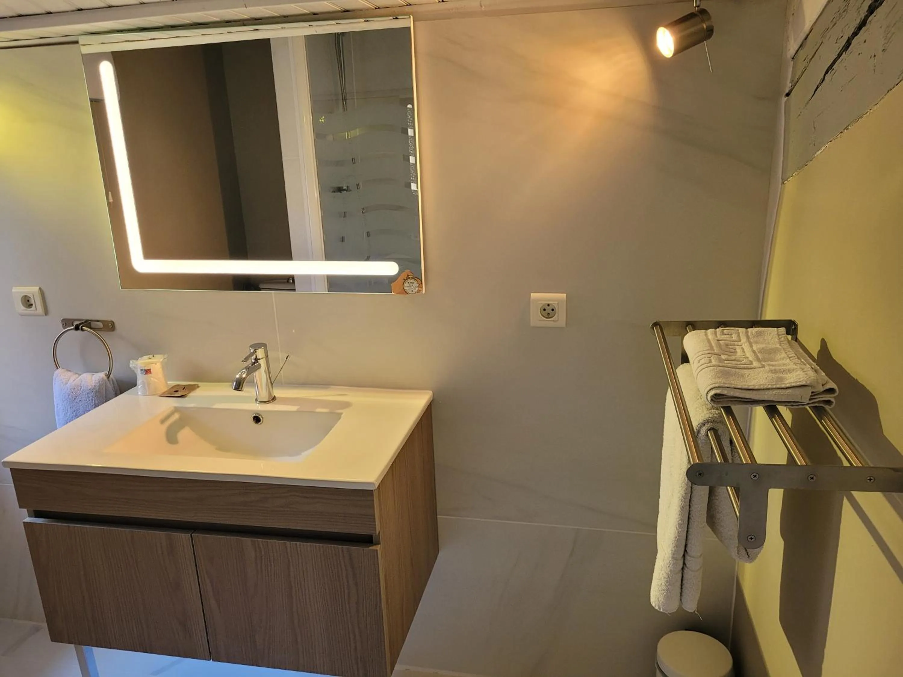 Bathroom in Hôtel Boquier, Avignon Centre