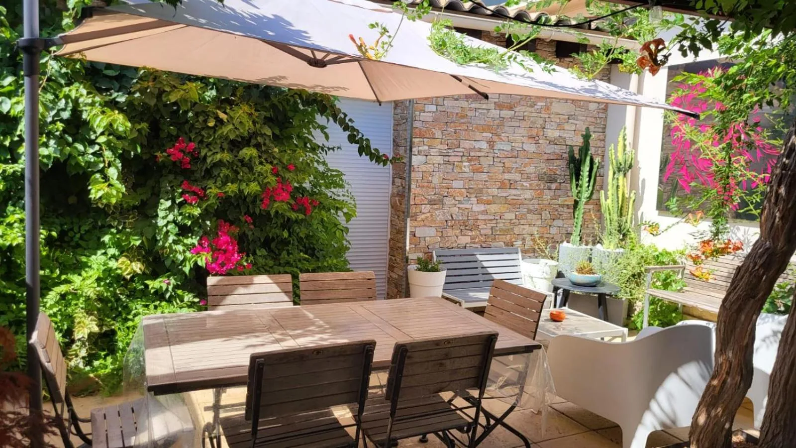 Patio in Hôtel Boquier, Avignon Centre