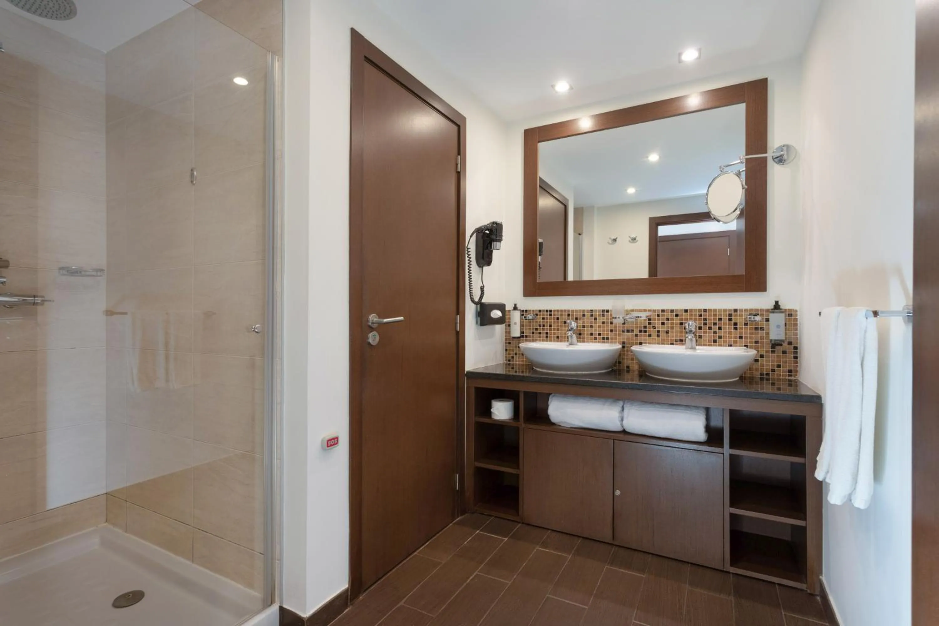 Shower in Meliá Laguna Beach