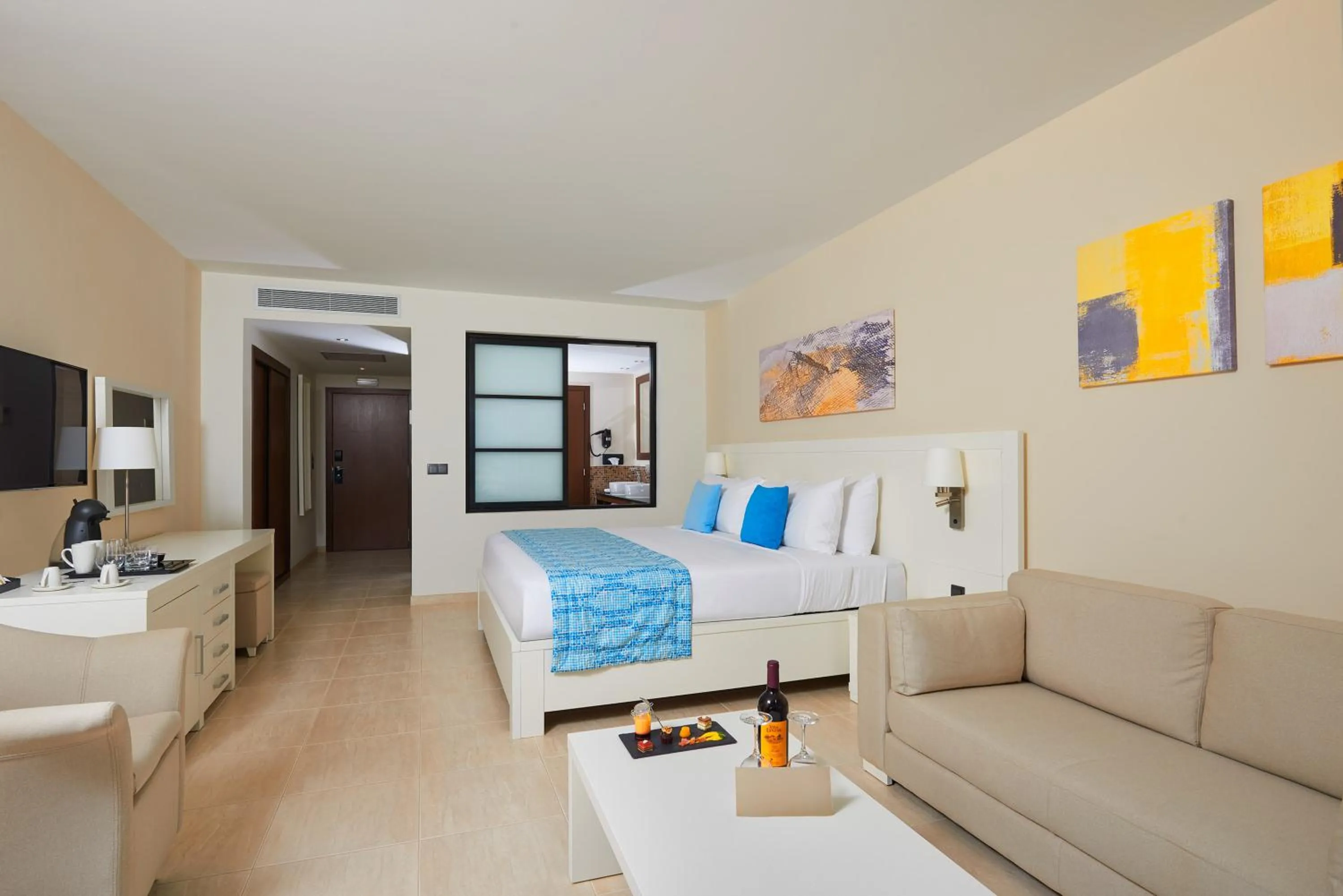 Bed in Meliá Laguna Beach