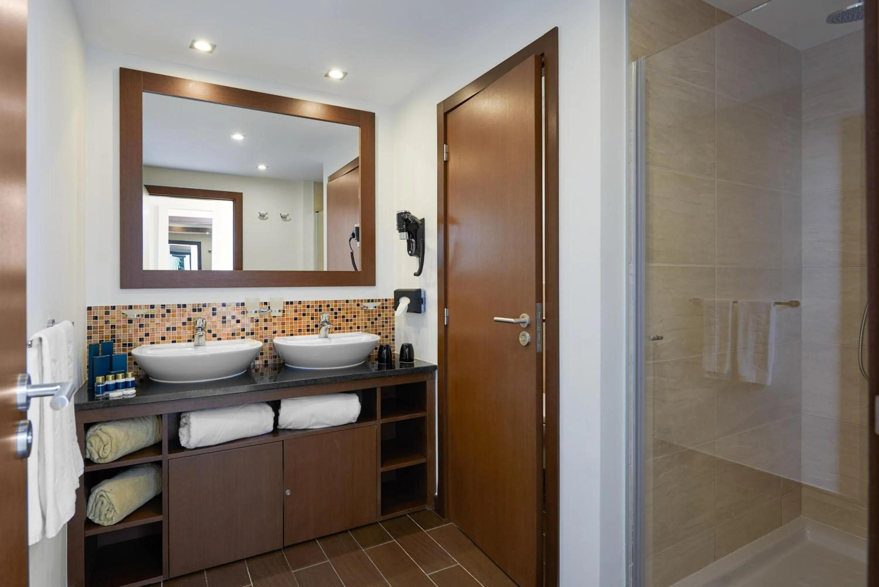 Shower in Meliá Laguna Beach