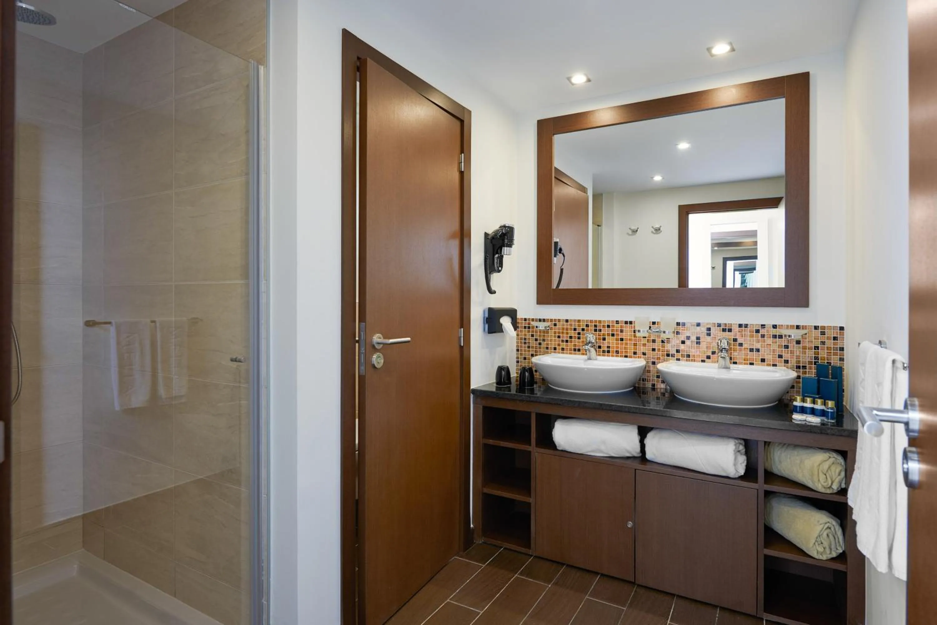 Shower in Meliá Laguna Beach