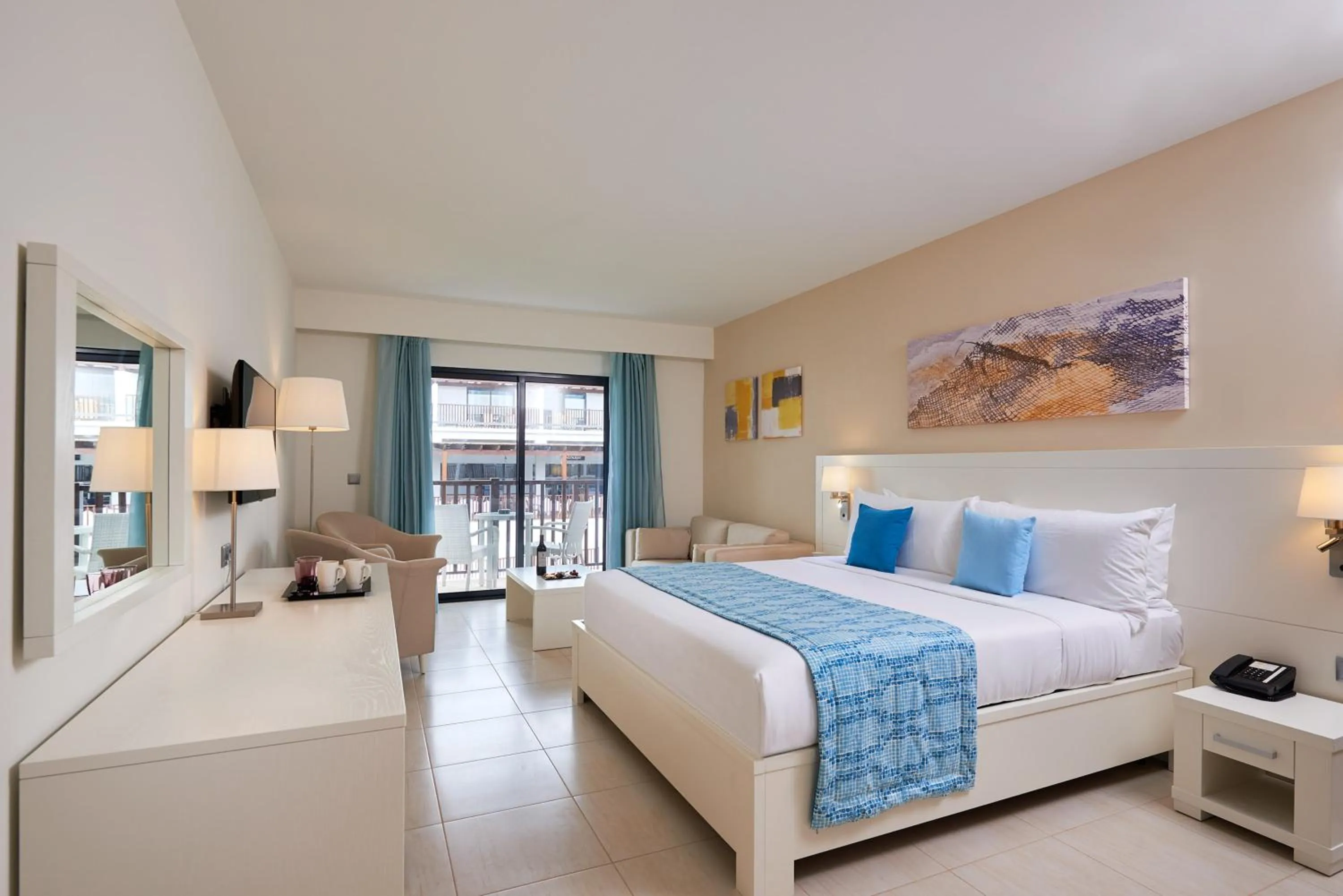 Bed in Meliá Laguna Beach