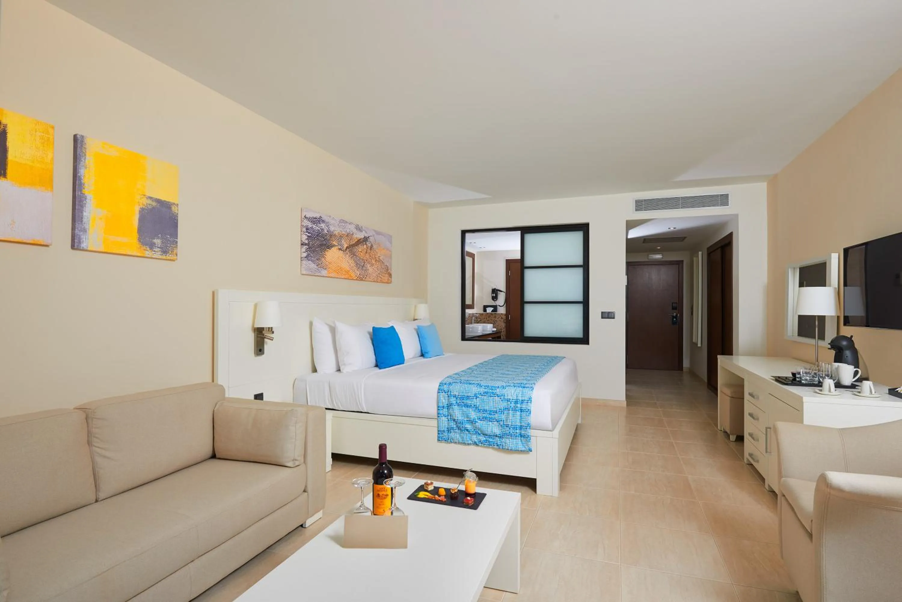 Bed in Meliá Laguna Beach