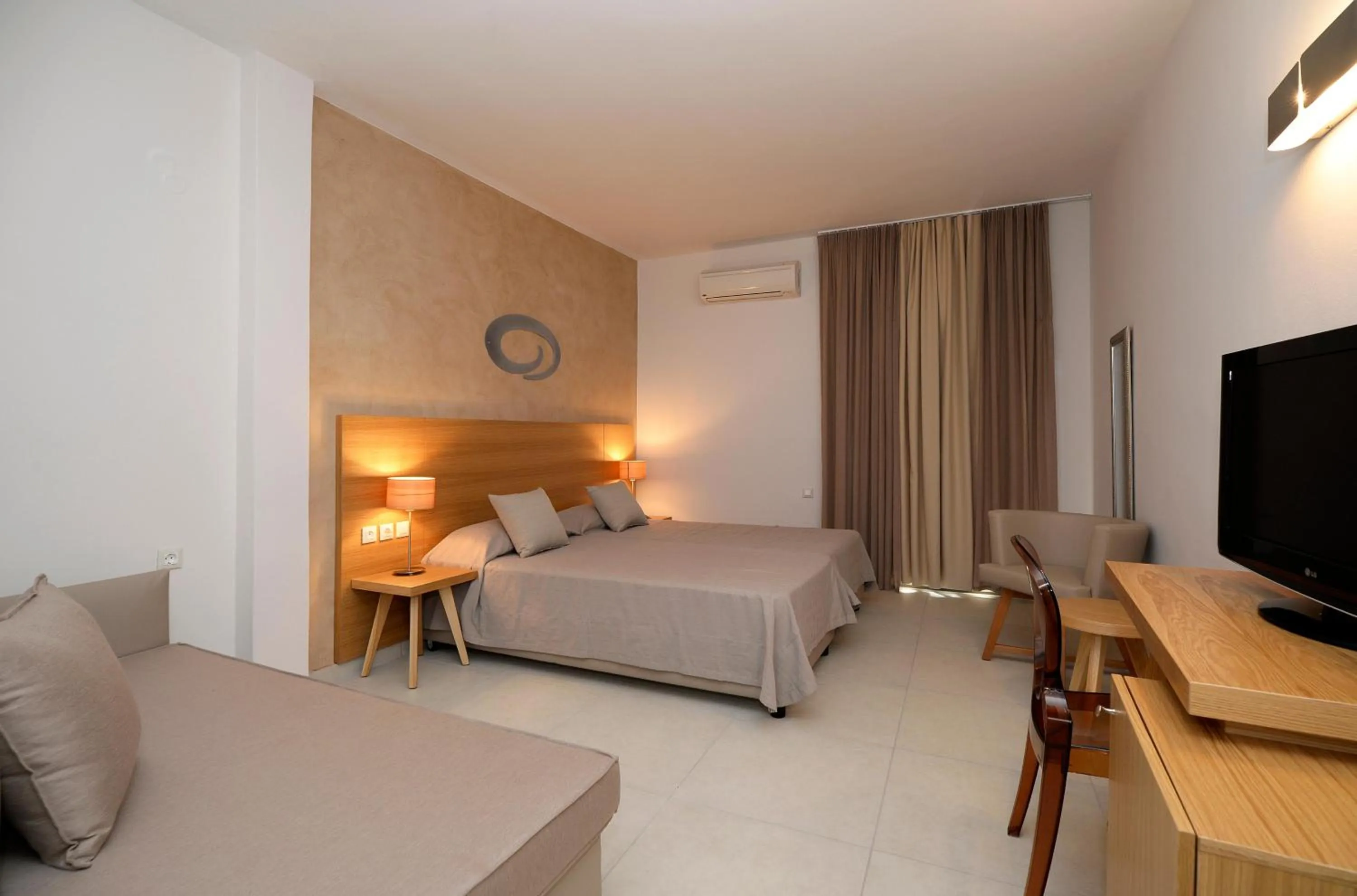 Photo of the whole room, Bed in Golden Beach