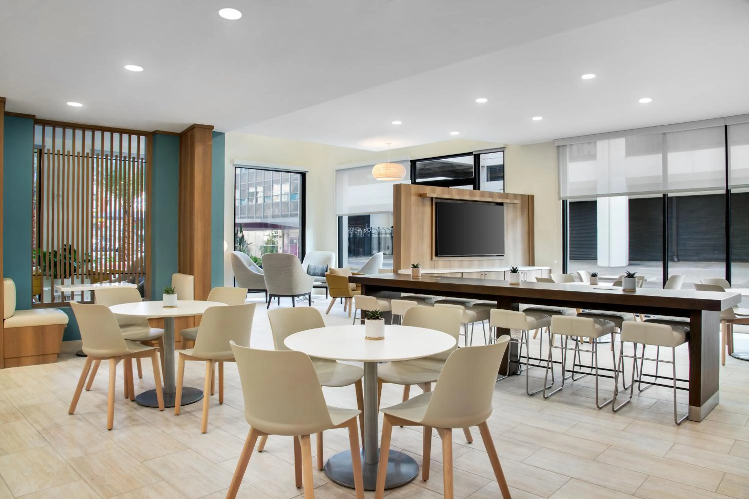 Dining area in Element by Marriott New Orleans Downtown