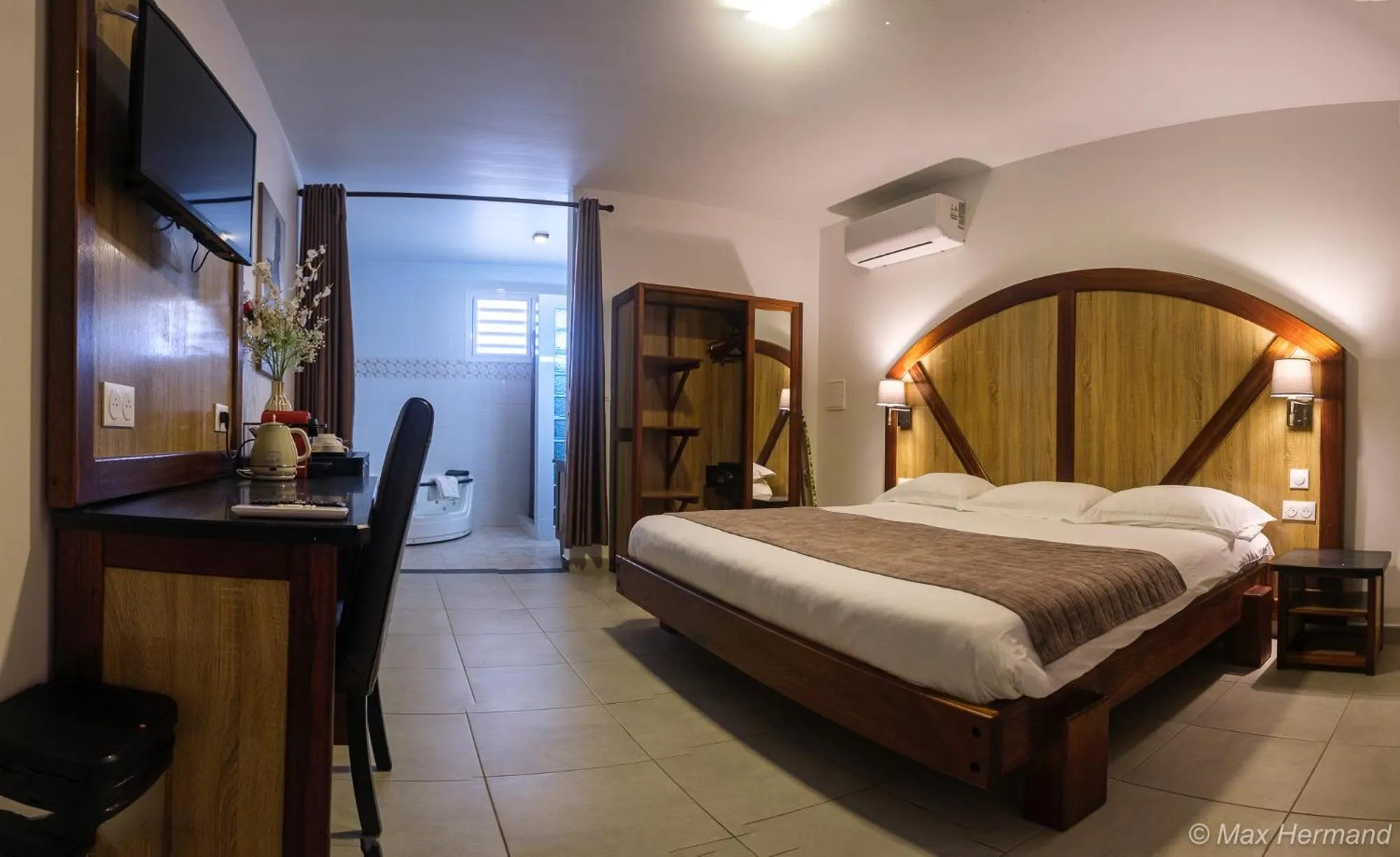Photo of the whole room, Bed in Domaine du lac bleu