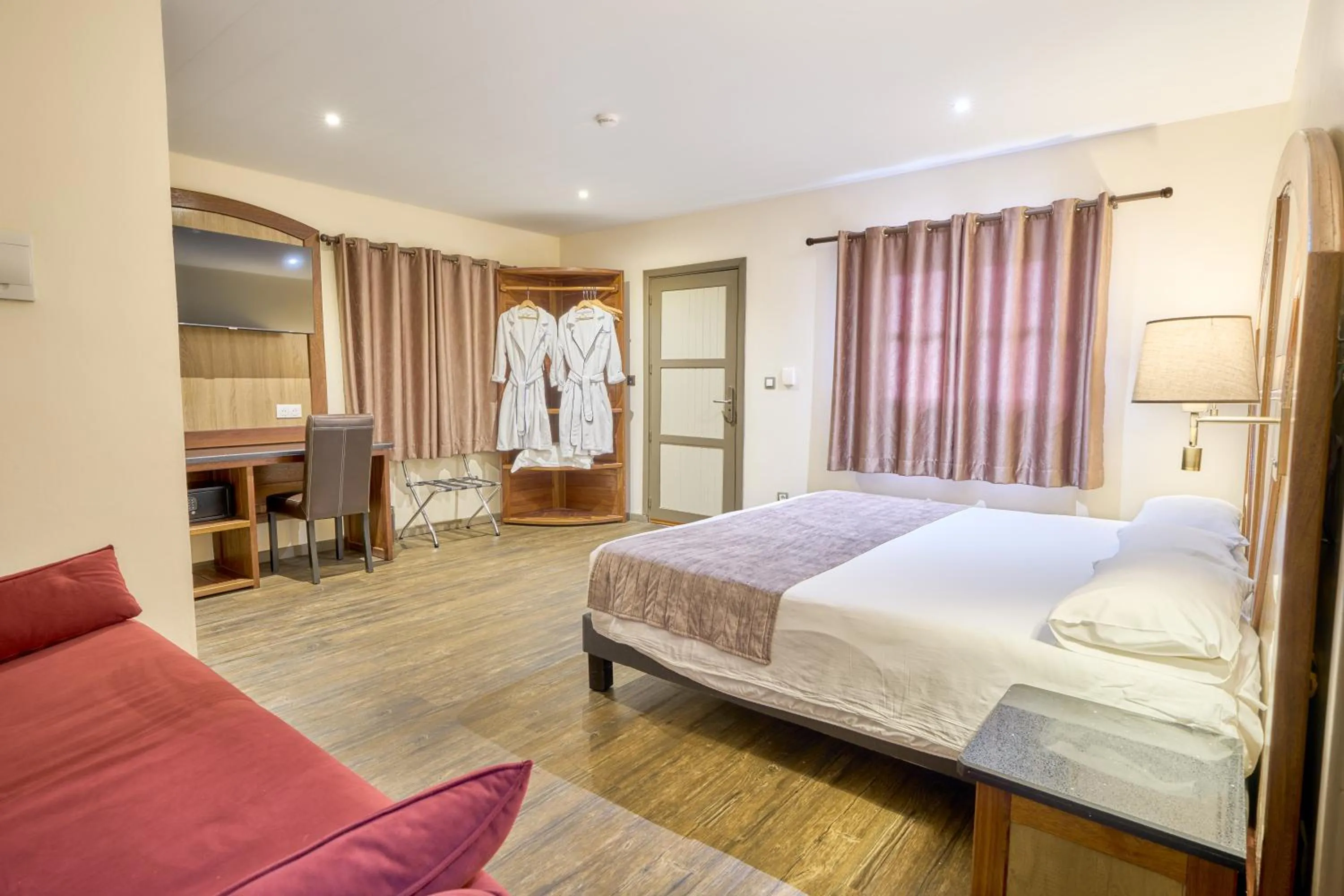 Photo of the whole room, Bed in Domaine du lac bleu