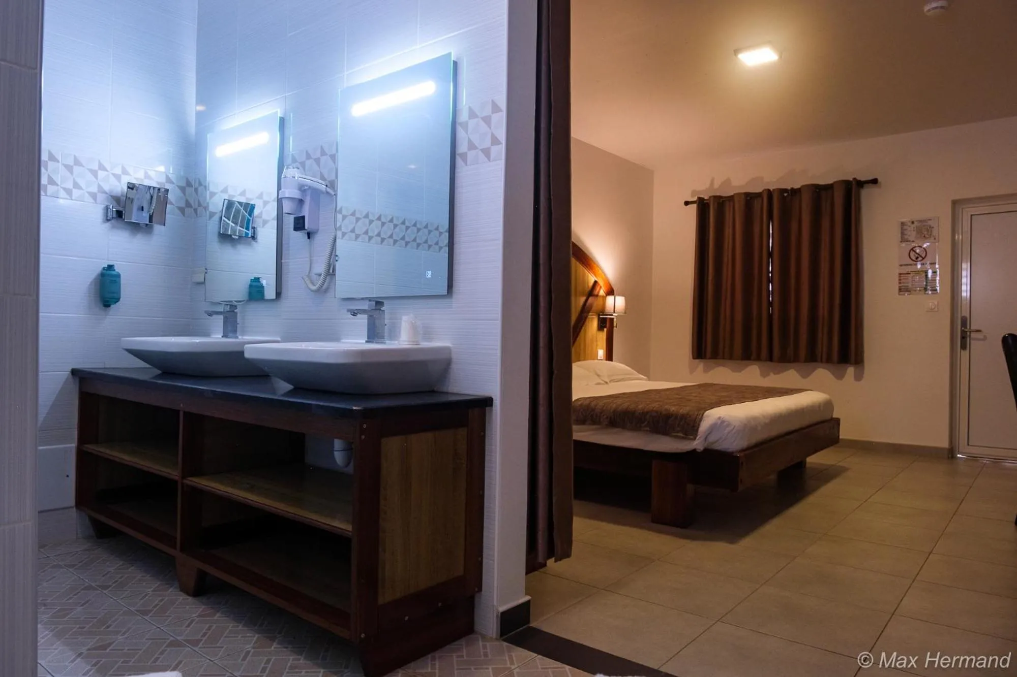 Photo of the whole room, Bed in Domaine du lac bleu