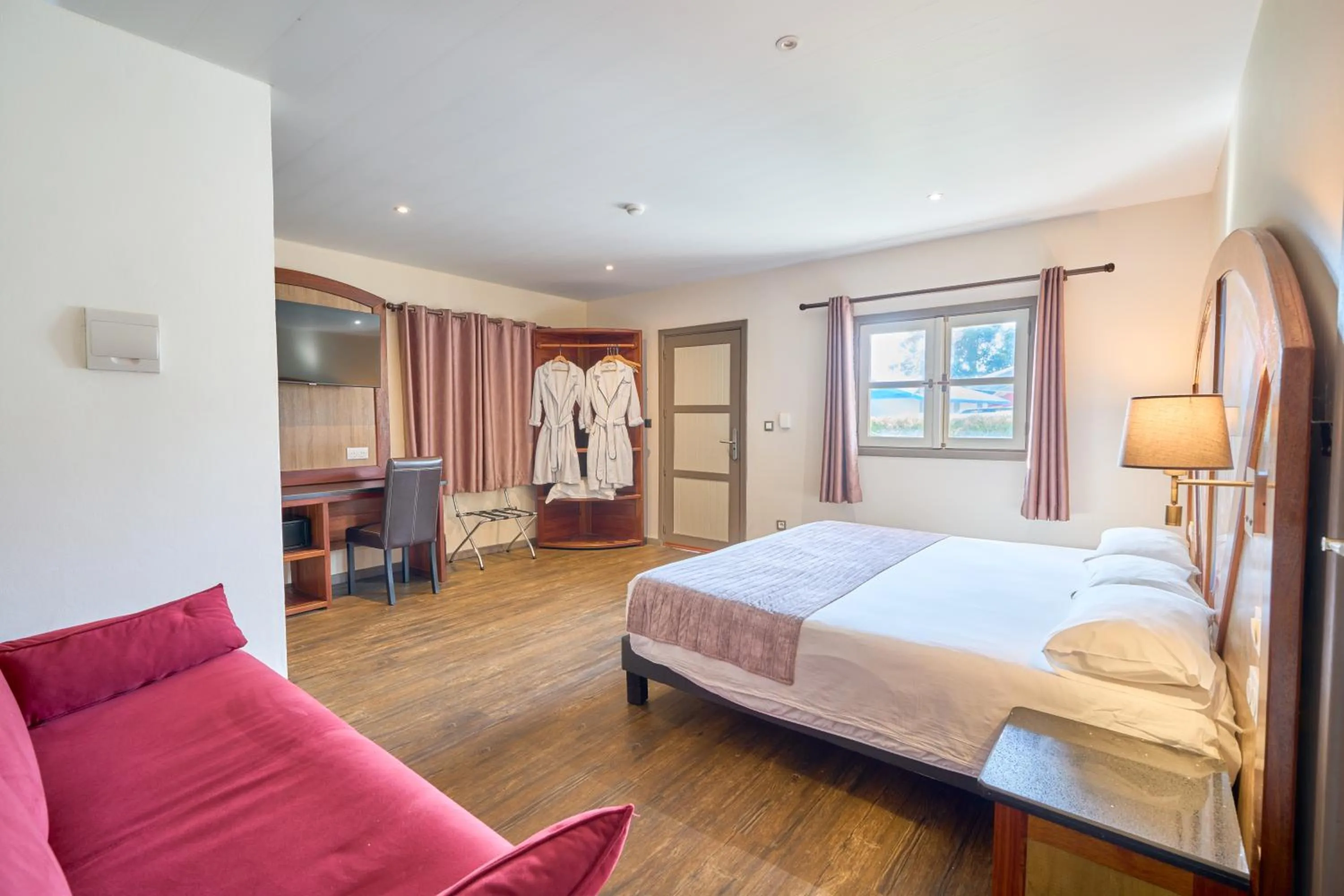 Photo of the whole room, Bed in Domaine du lac bleu